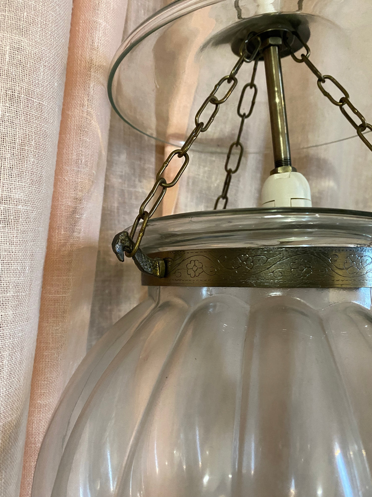 Stor taklampa i glas med vacker form