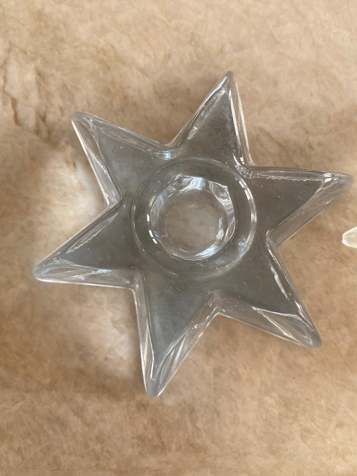 Tre ljushållare i form av stjärnor i glas