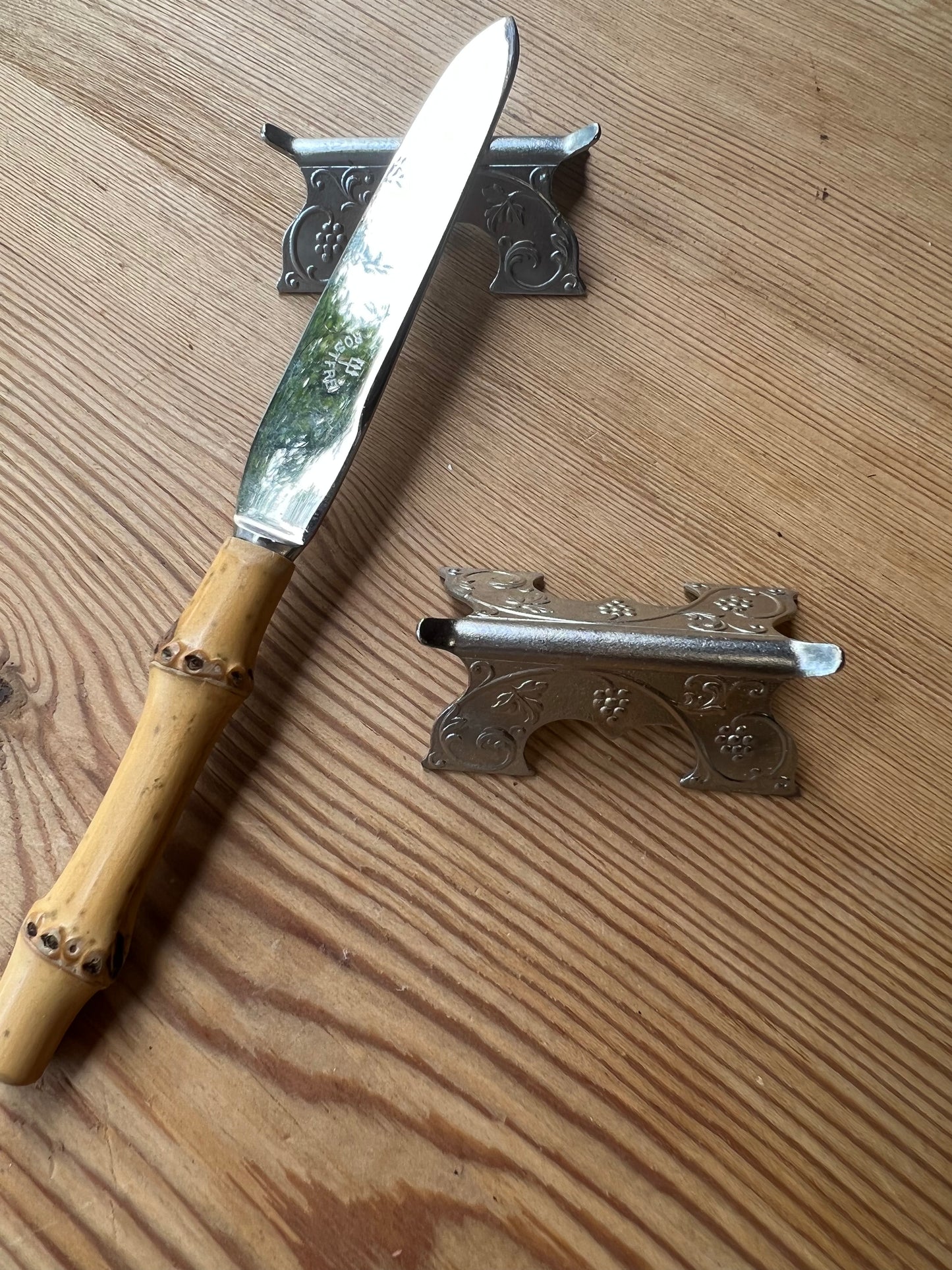 Paret knivställ med dekor