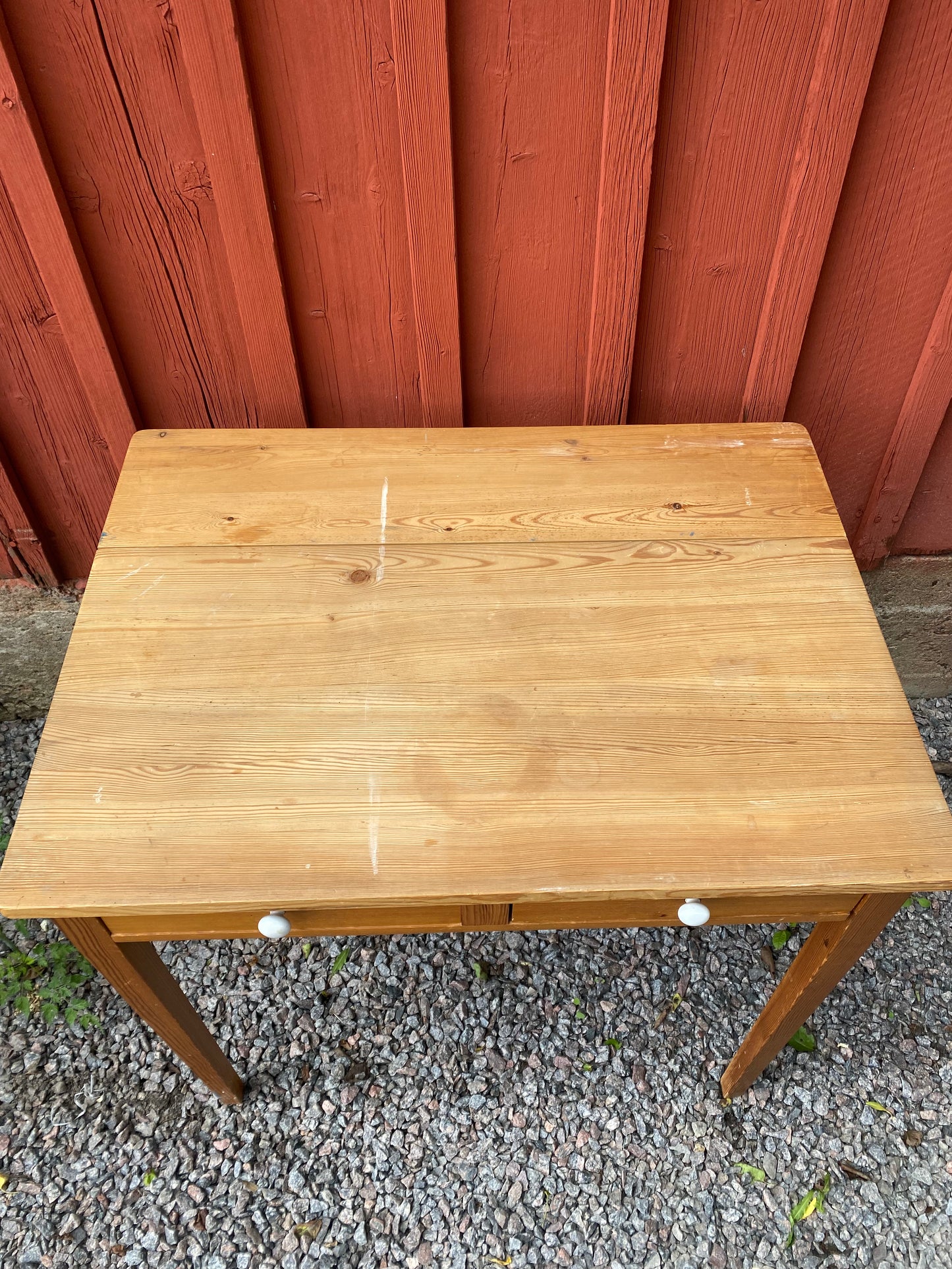 Finaste bordet med två lådor och slag