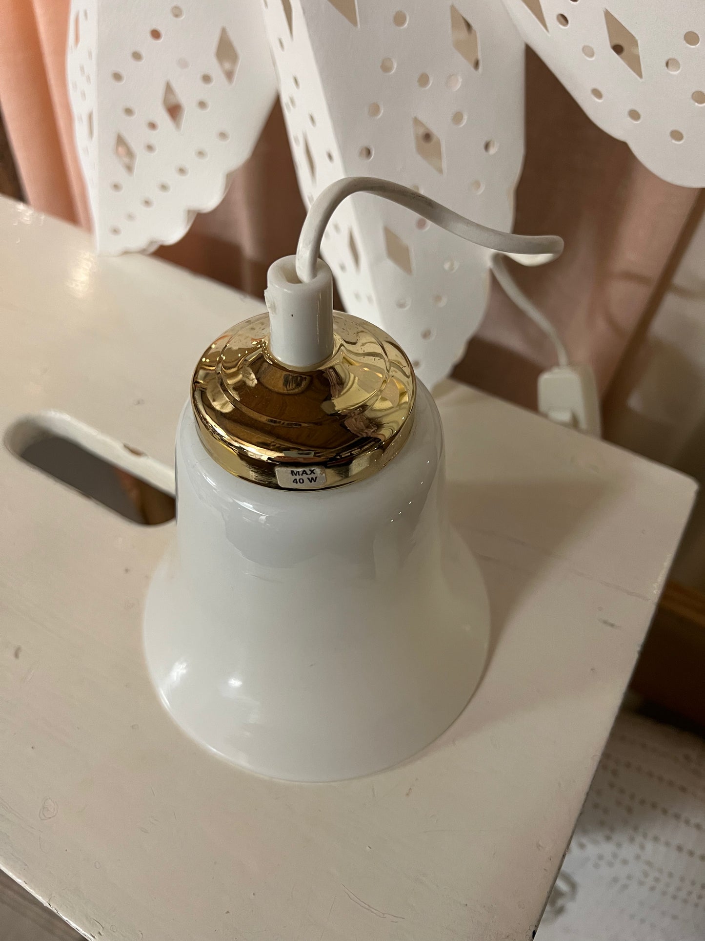 Vit lampa i porslin med mässingdetalj