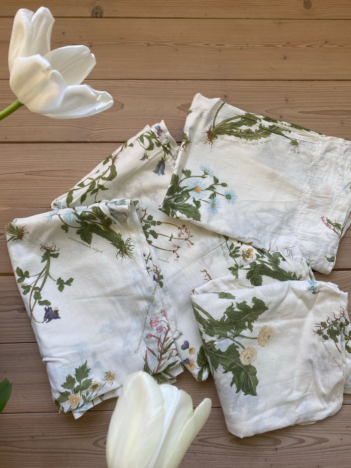 Blommigt tyg/gardin - växter, 4st gardinlängder