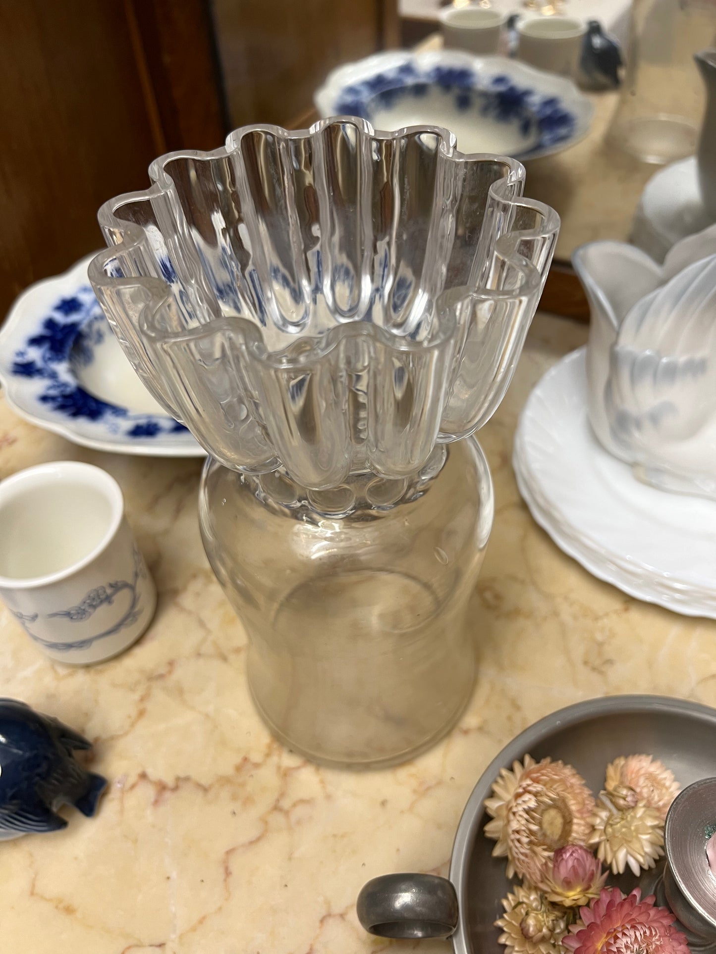 Vacker stor glasvas med vågad kant - Bukett Kosta Boda