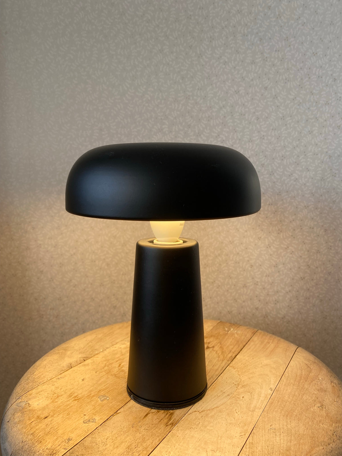 Svart svampformad bordslampa