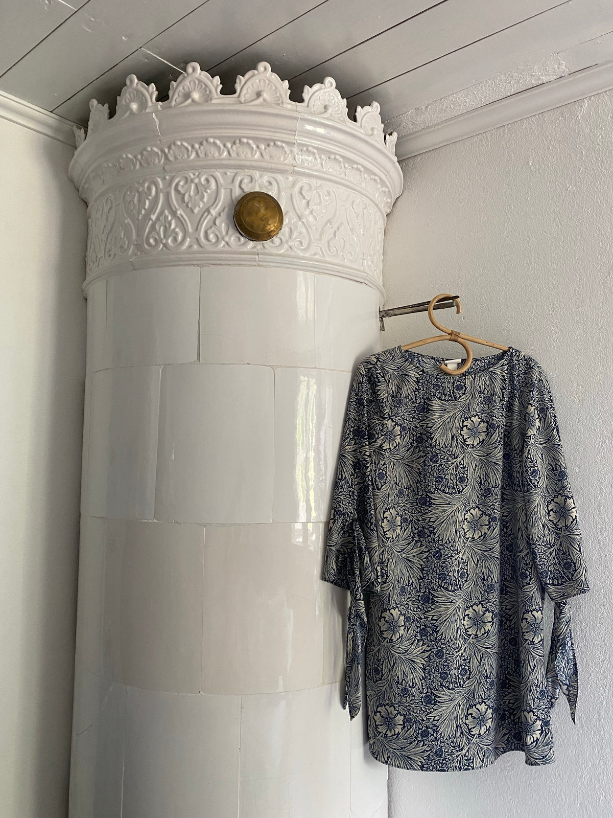 William Morris klänning i blåvitt