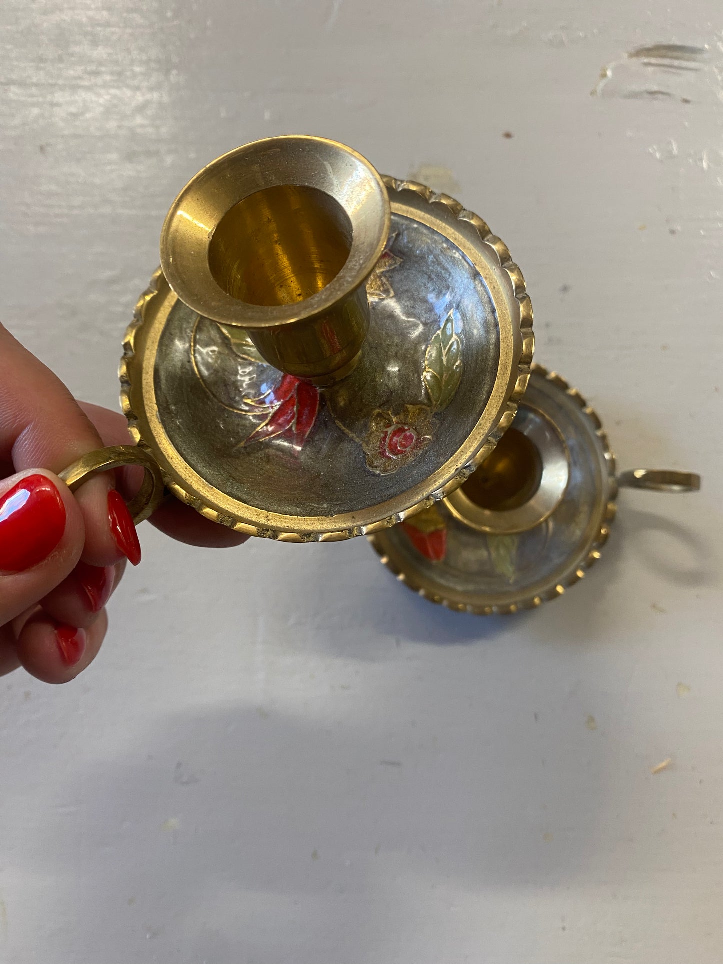 Paret mässingsljusstakar med handtag och blomdekor