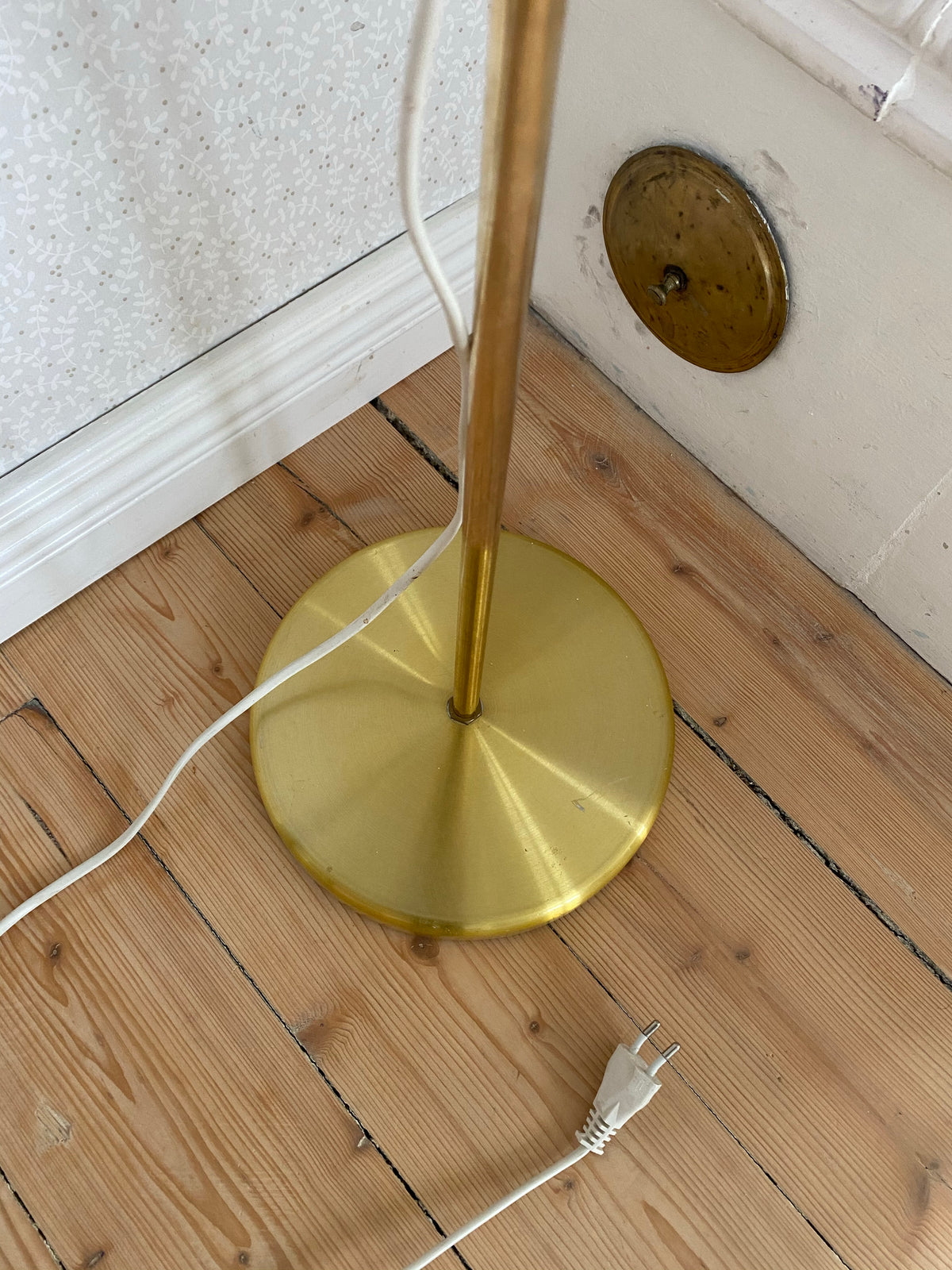 Mässingsgolvlampa