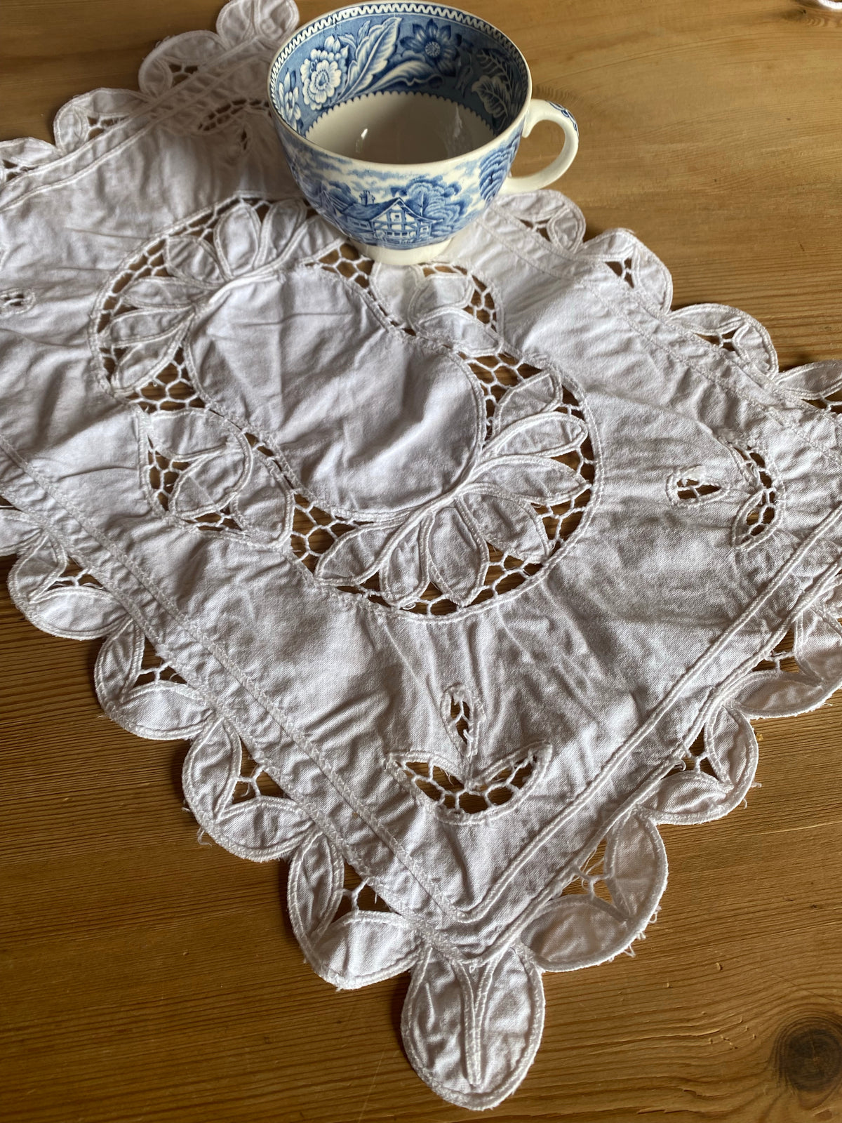 Broderad vit duk