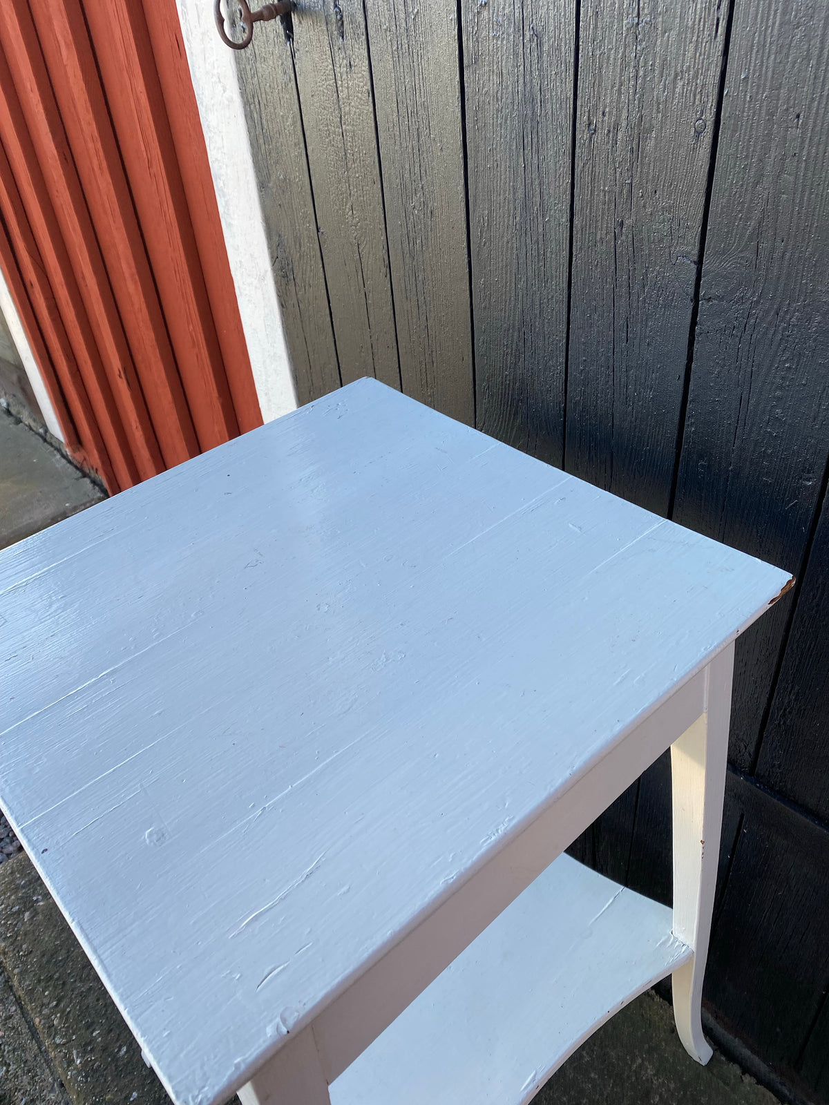 Sidobord vitmålat