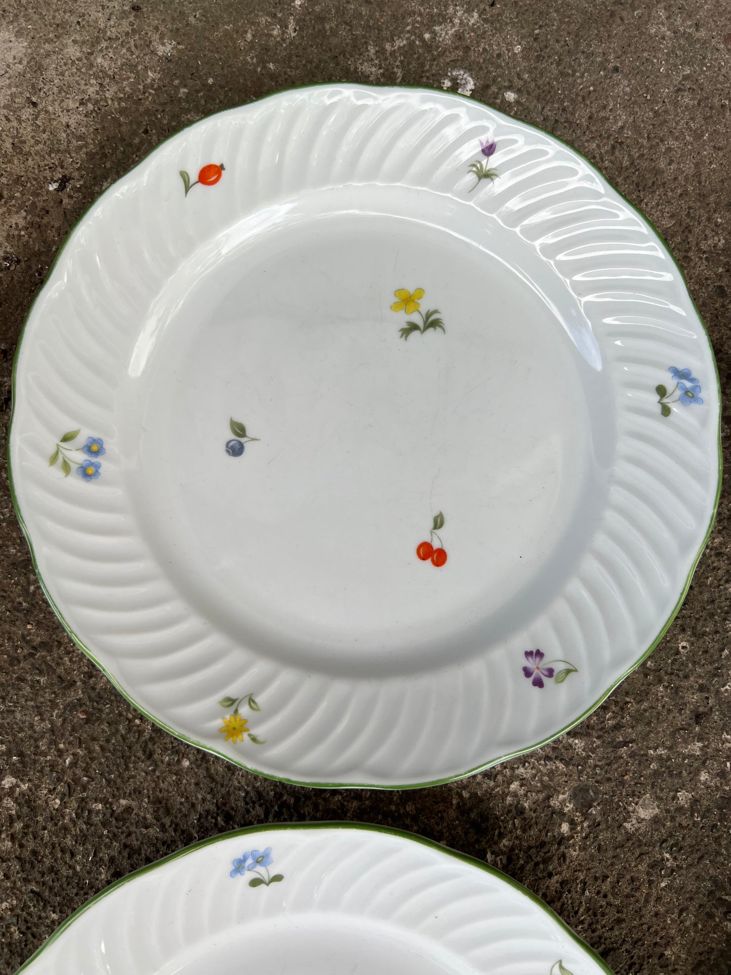 4st assietter med blommor och körsbär