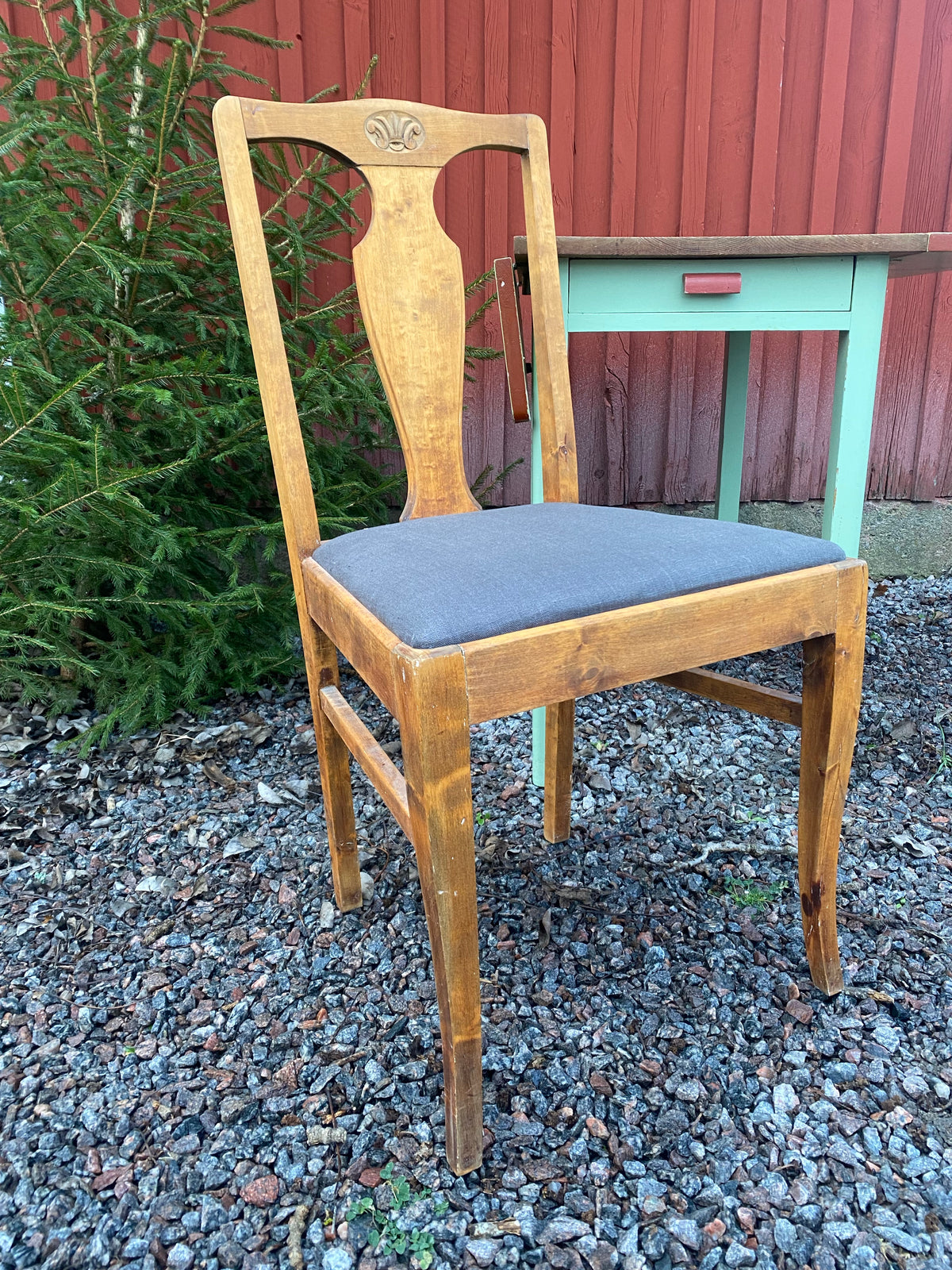 Äldre trästol med fin tygsits