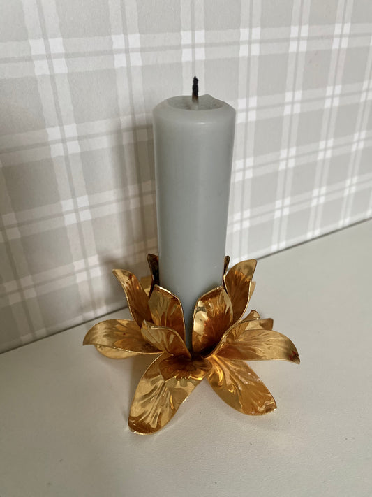 Ljuvlig mässingsljusstake med blad