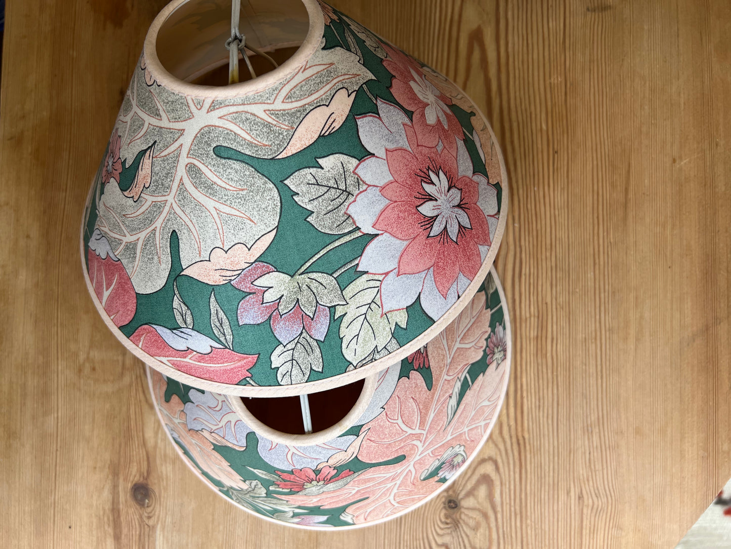 Paret lampskärmar i blommigt