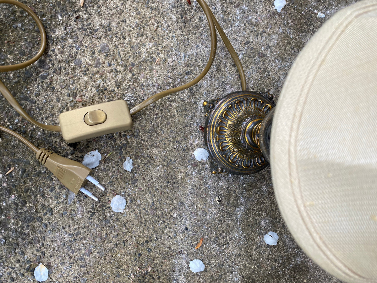 Vacker bordslampa i mässing och glas