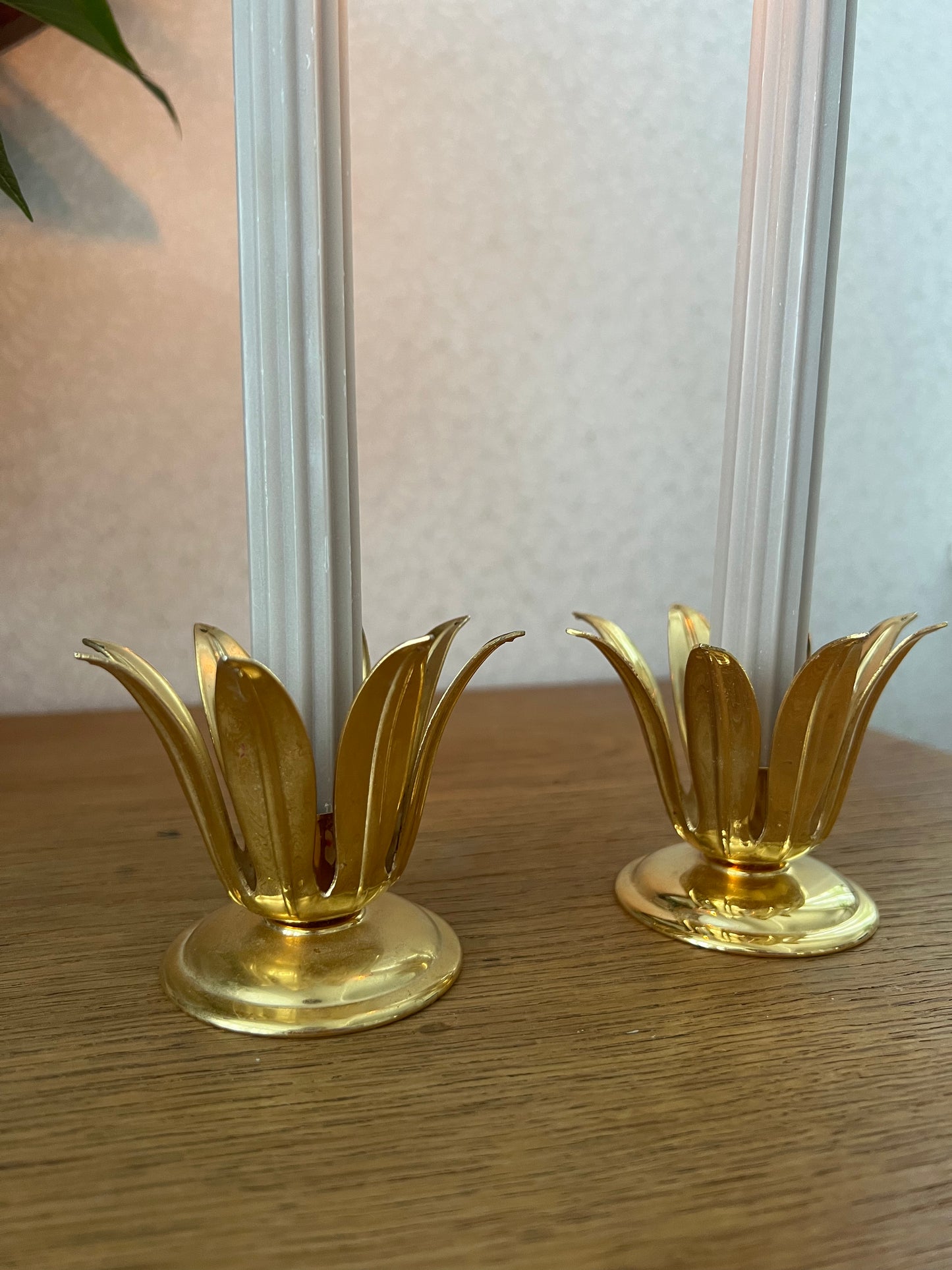 2 st liljeformade mässingsljusstakar