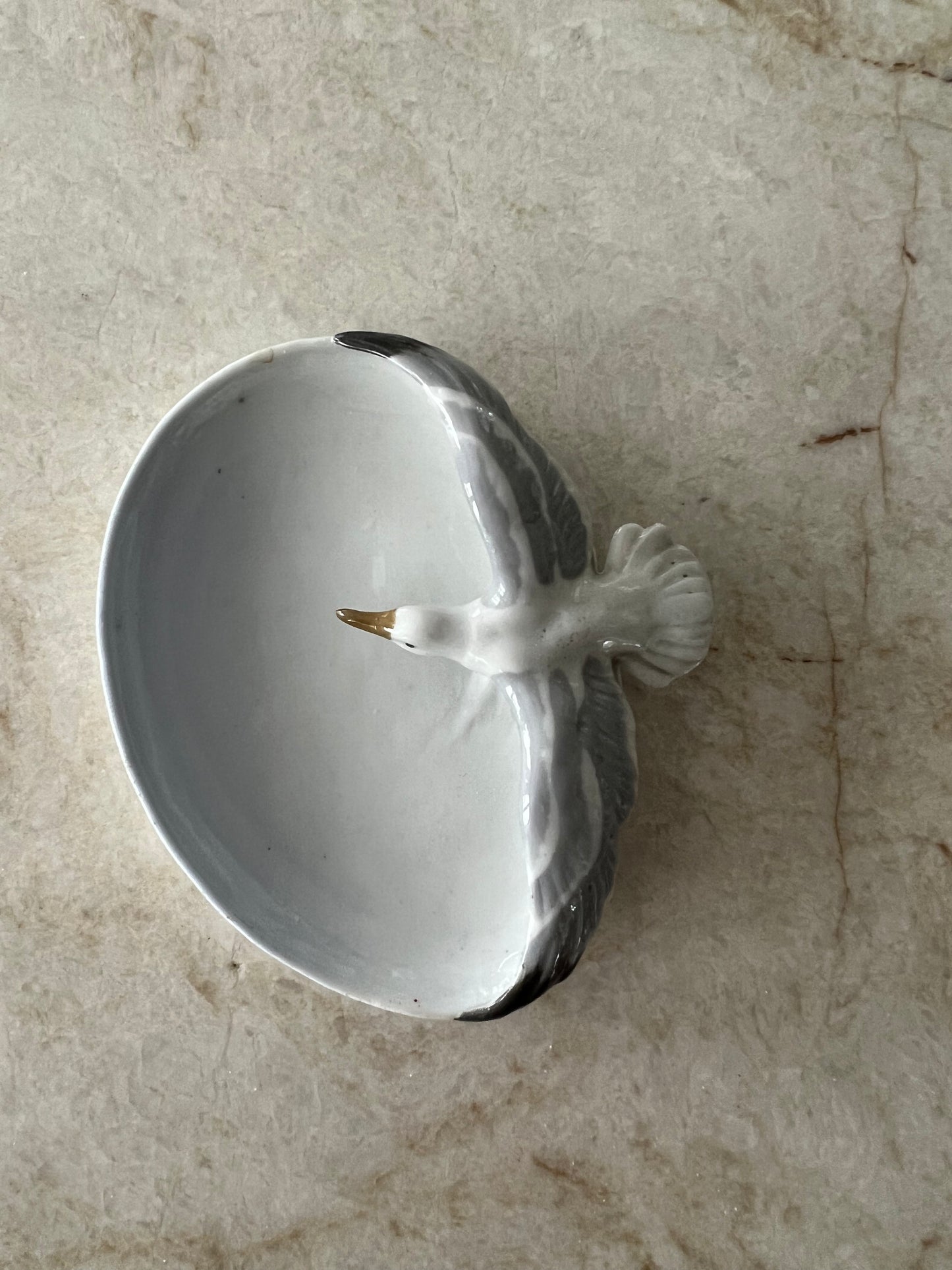 Porslinsfat fågel