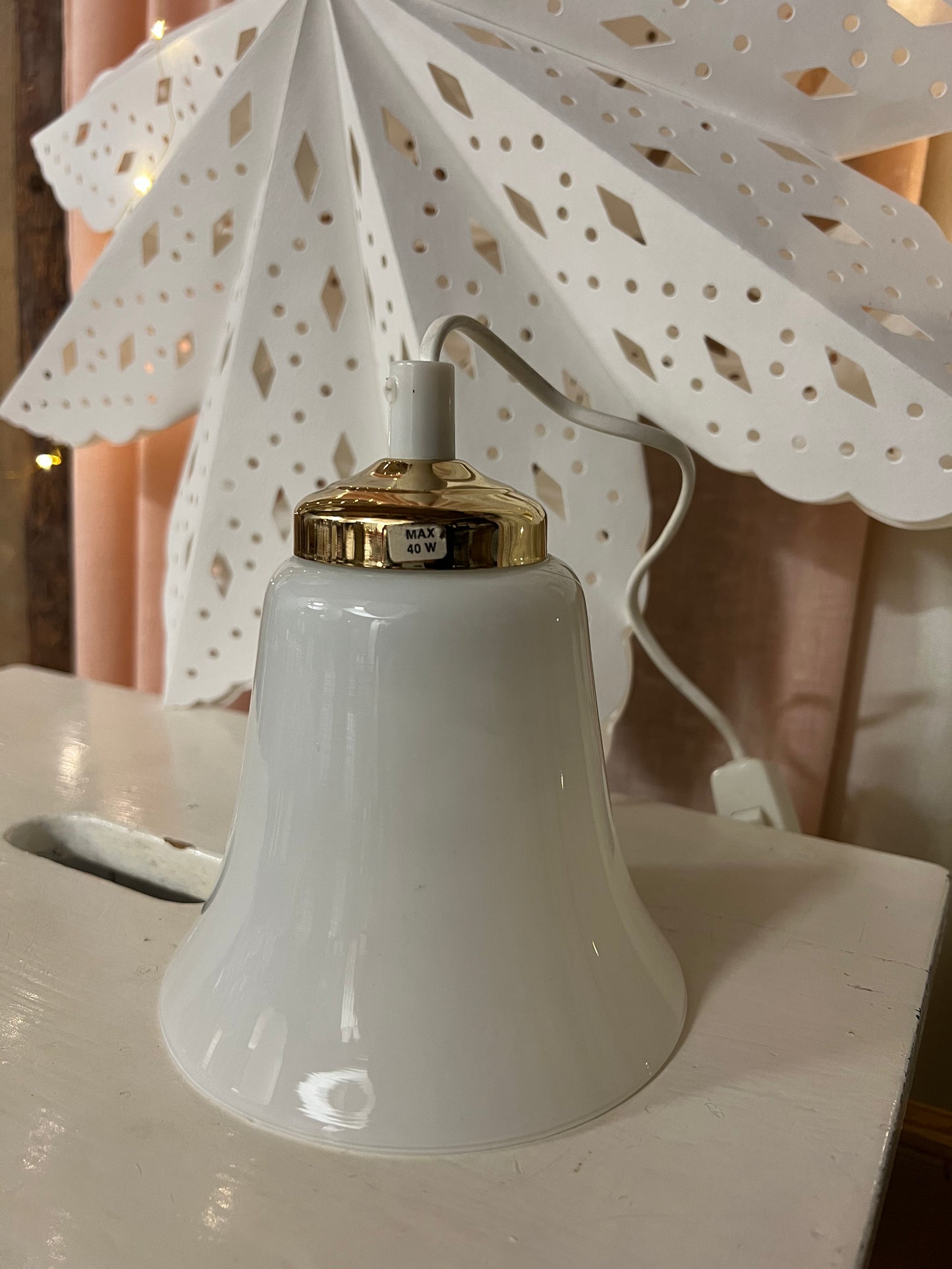 Vit lampa i porslin med mässingdetalj