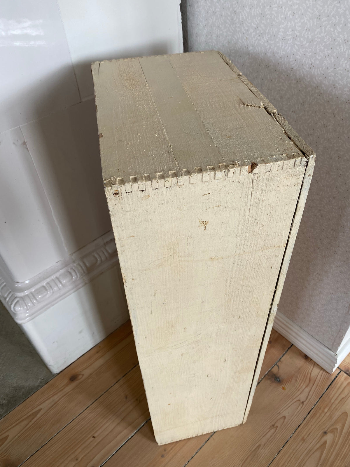 SOCKERLÅDA DELVIS MÅLAD