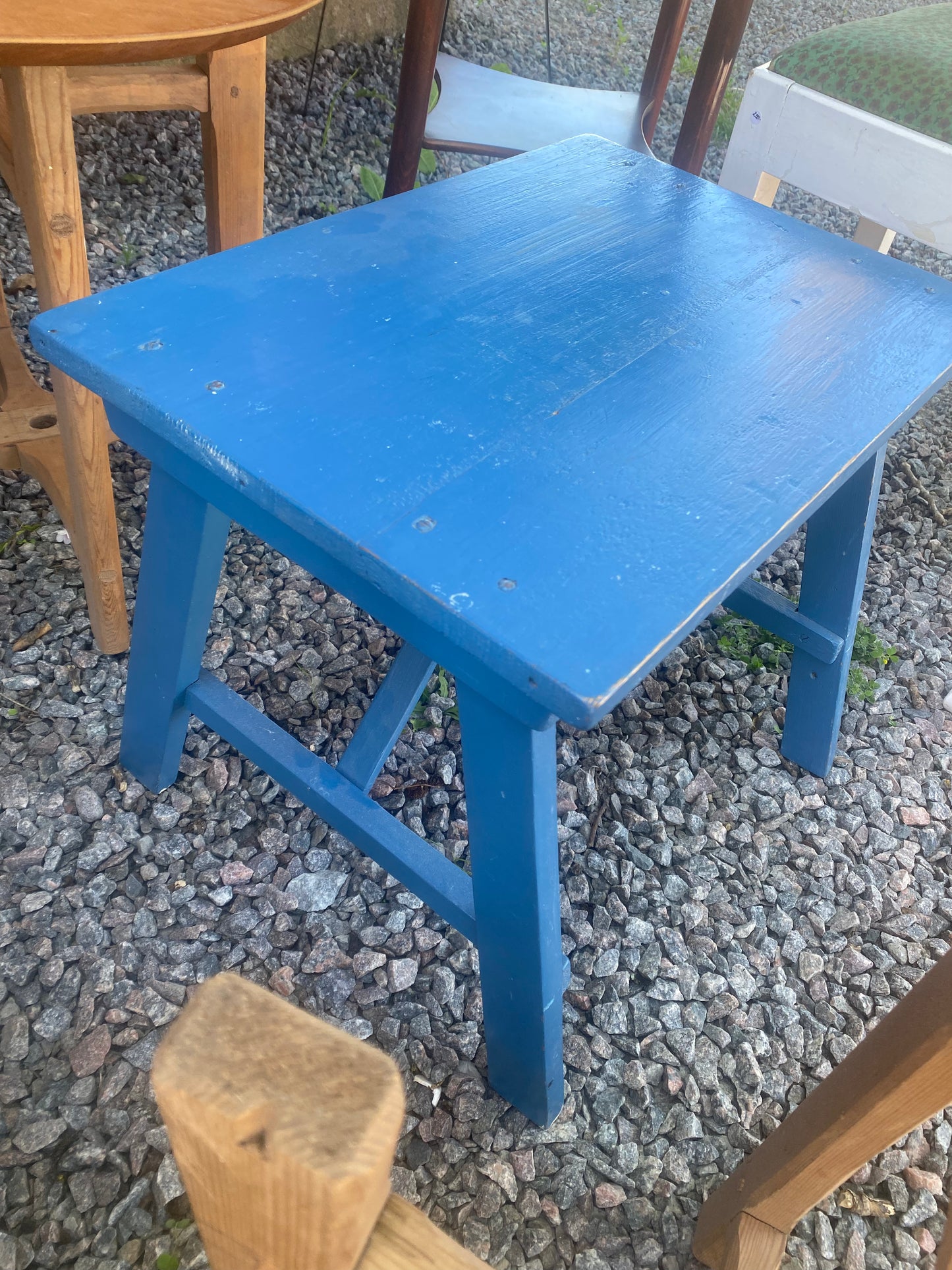 Blåmålad stadig träpall