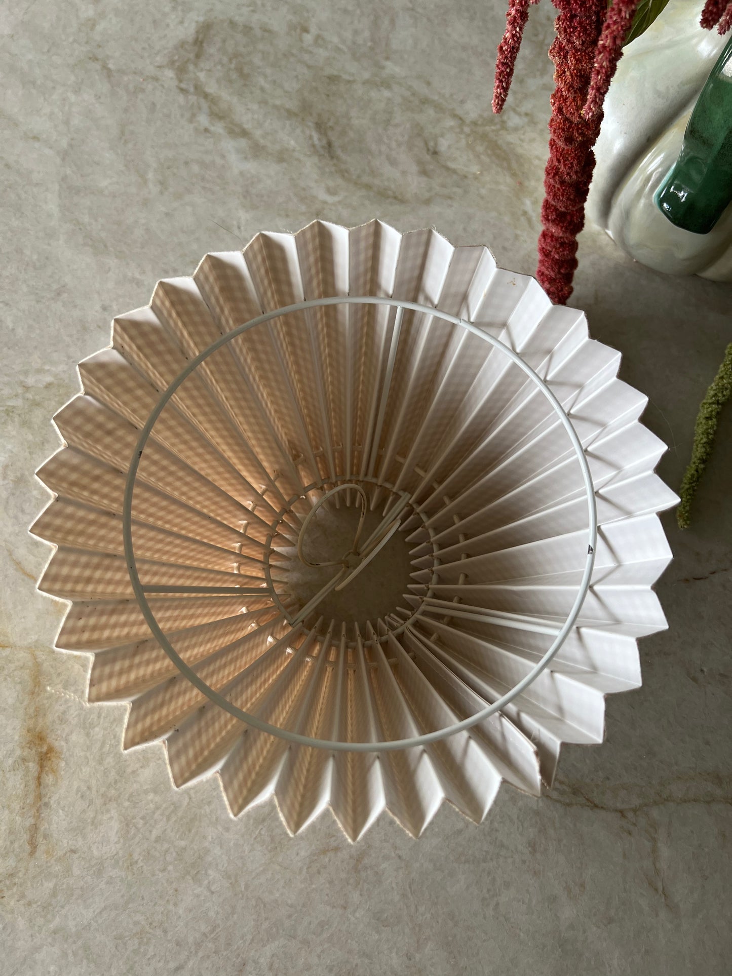Lampskärm i vit och beige rutigt