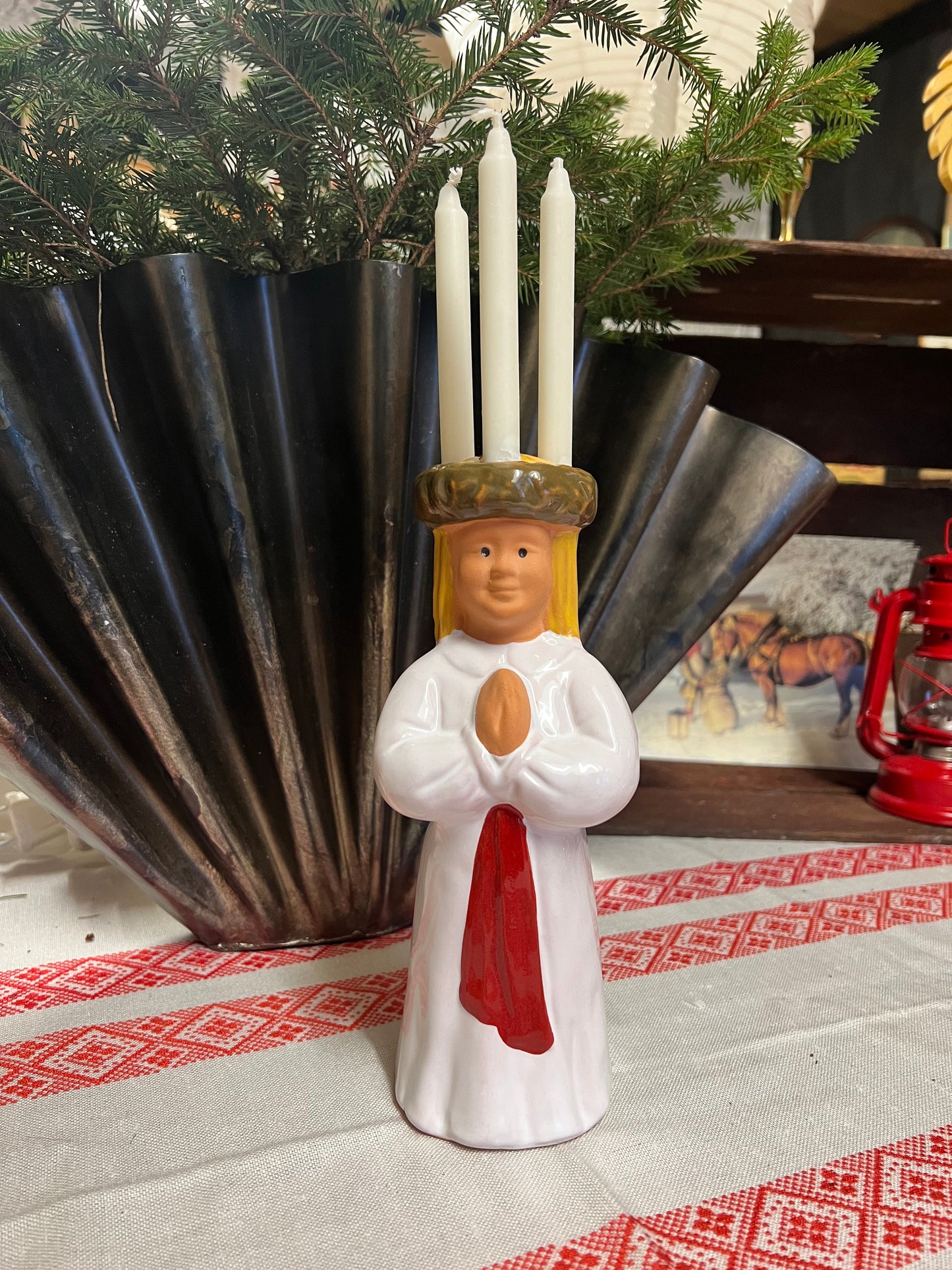 Lucia med krona för julgransljus i porslin