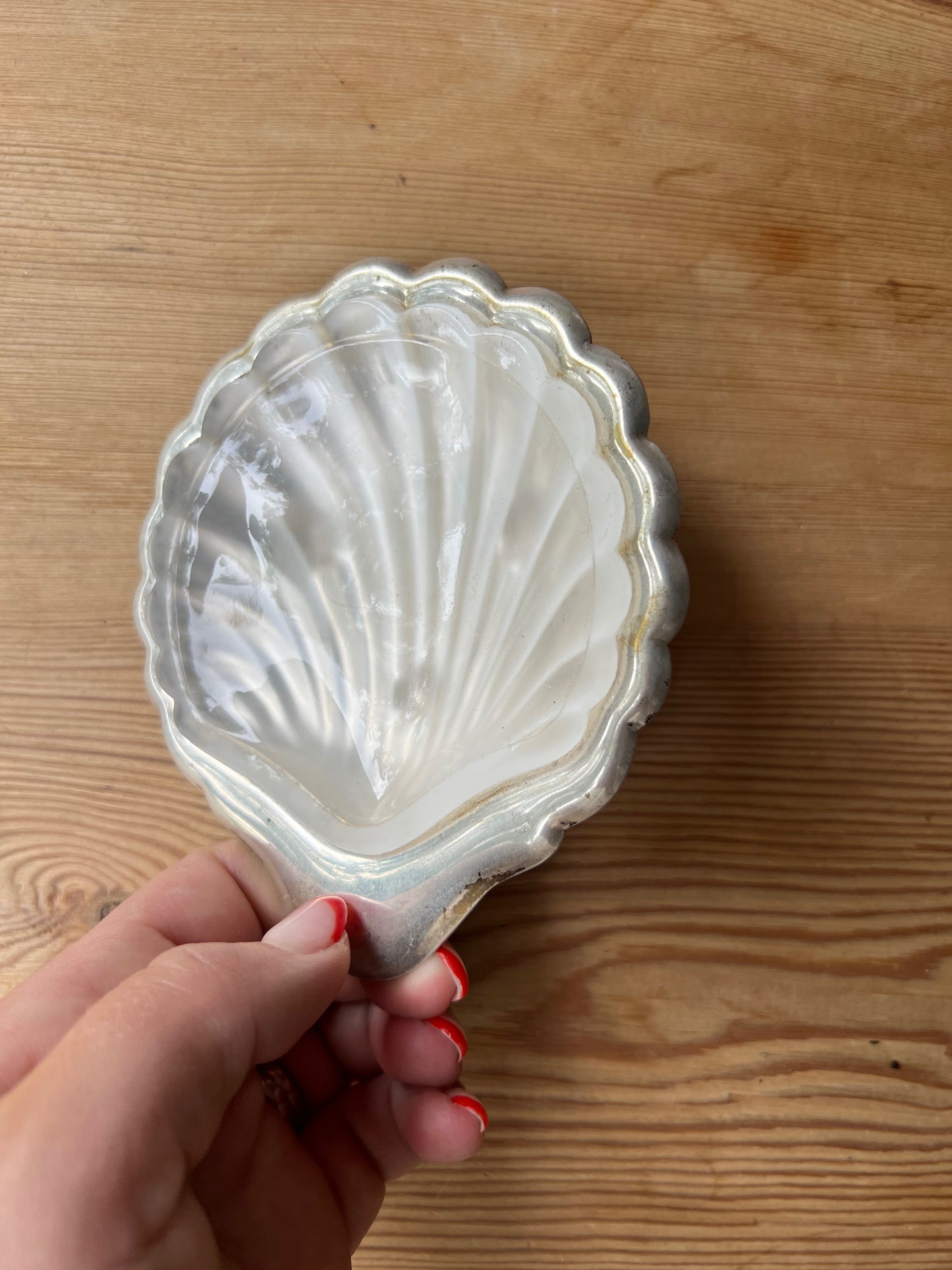 Snäckfat i nysilver med glasinsats