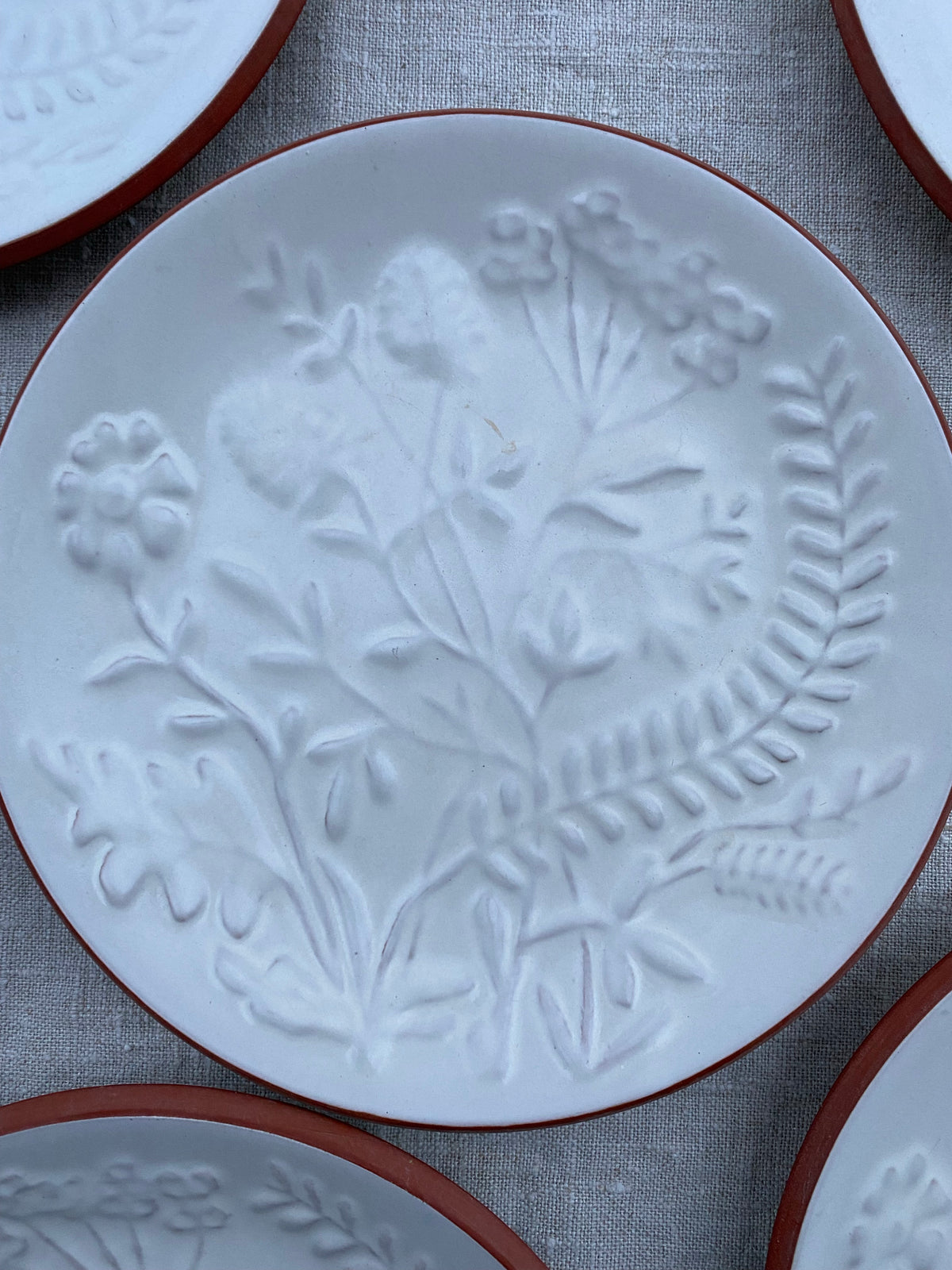 4st otroliga assietter i vitt, Nittsjö keramik Flora