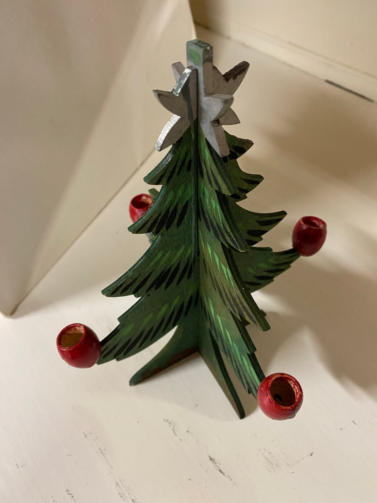 Äldre ljusstake i trä för julgransljus