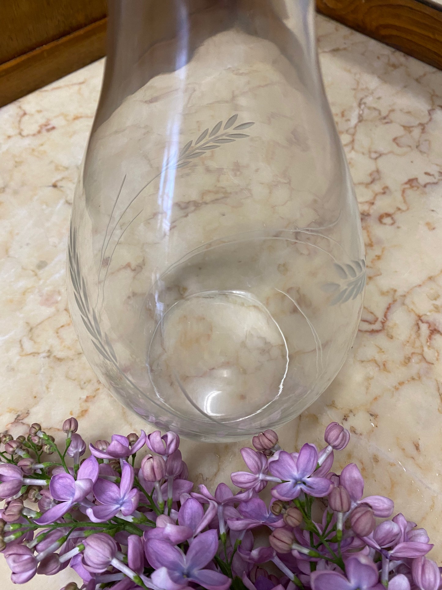 Vas i tunt glas med vackra blad
