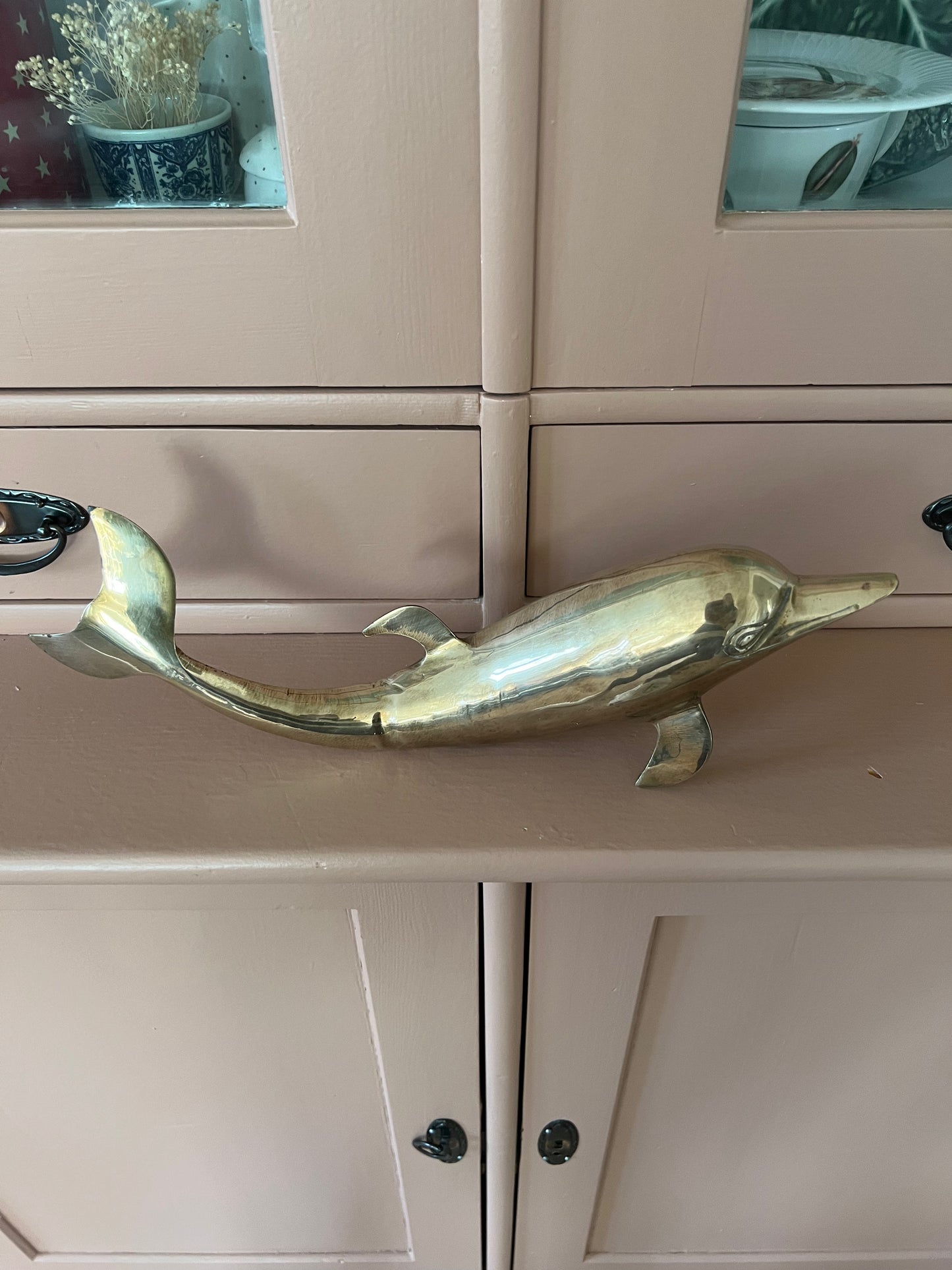 Dekor - delfin i putsad mässing