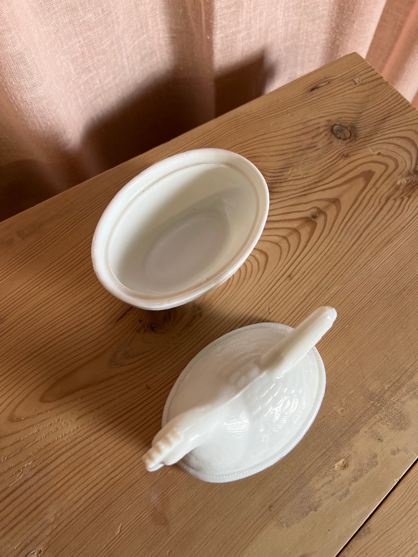 Mindre höna - äggömma i vitt mjölkglas