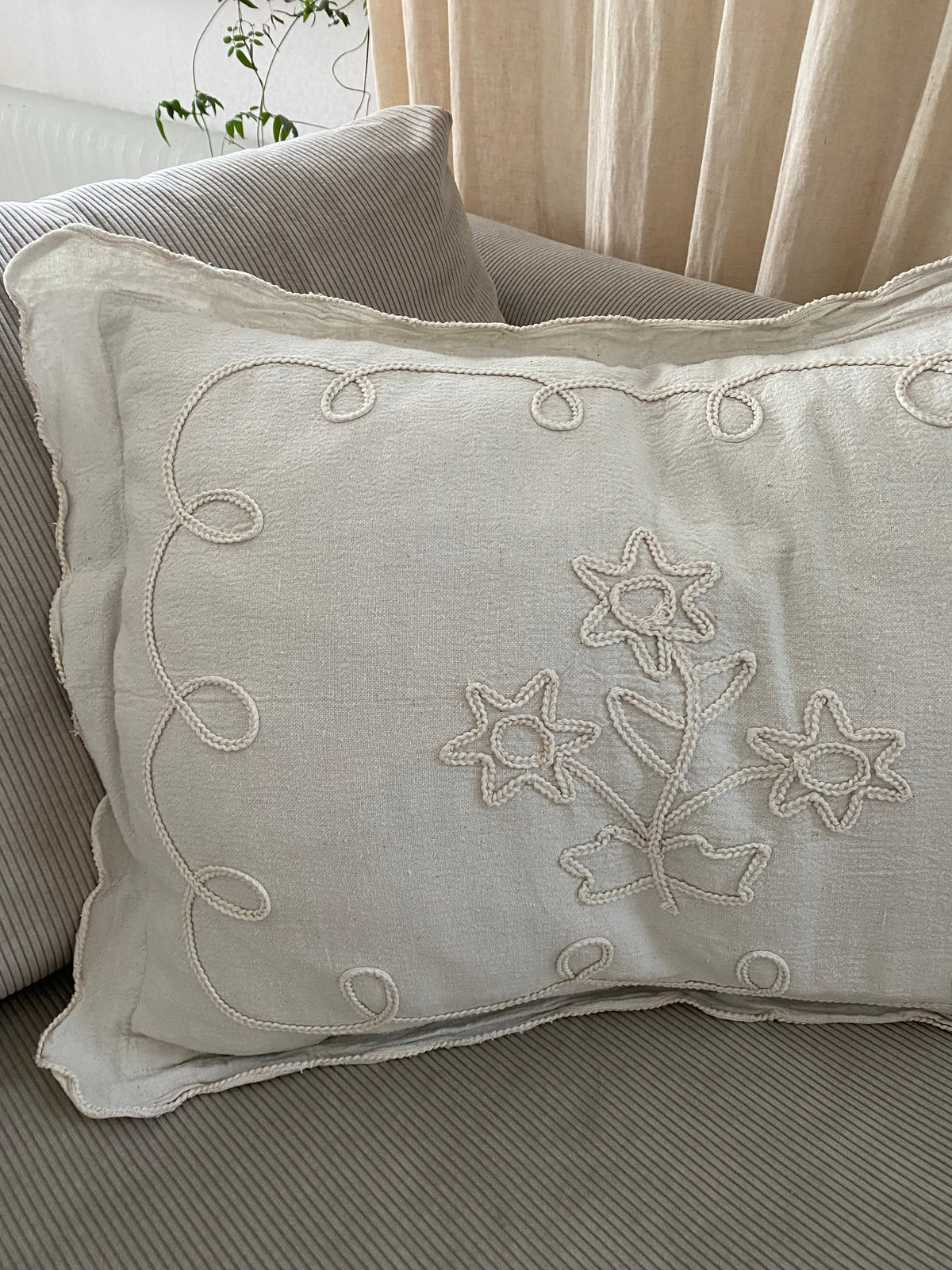 Kuddfodral i beige med broderade blommor