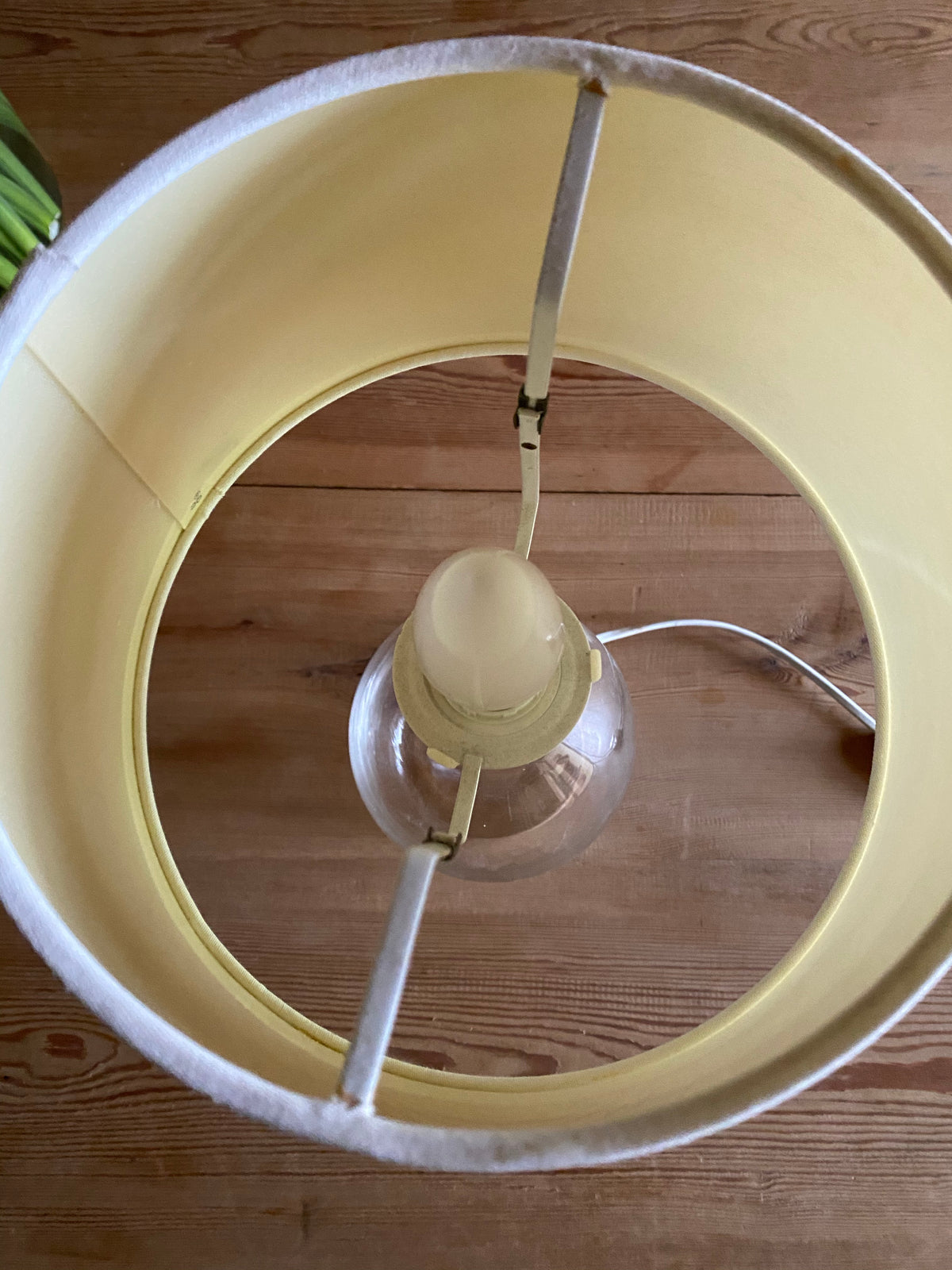 Bordslampa i klarglas med benvit skärm