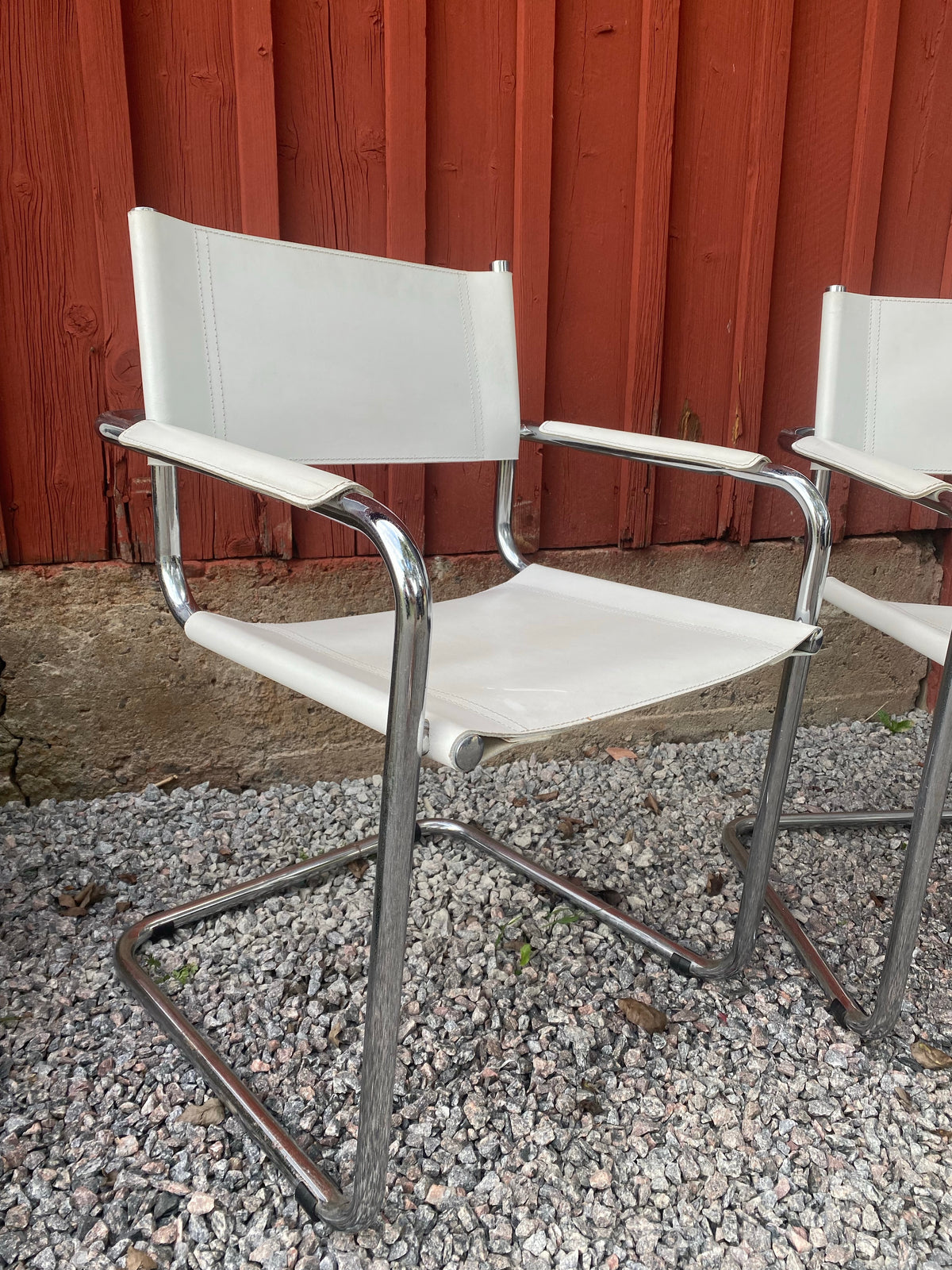 Vita stolar i skinn i Bauhaus-stil