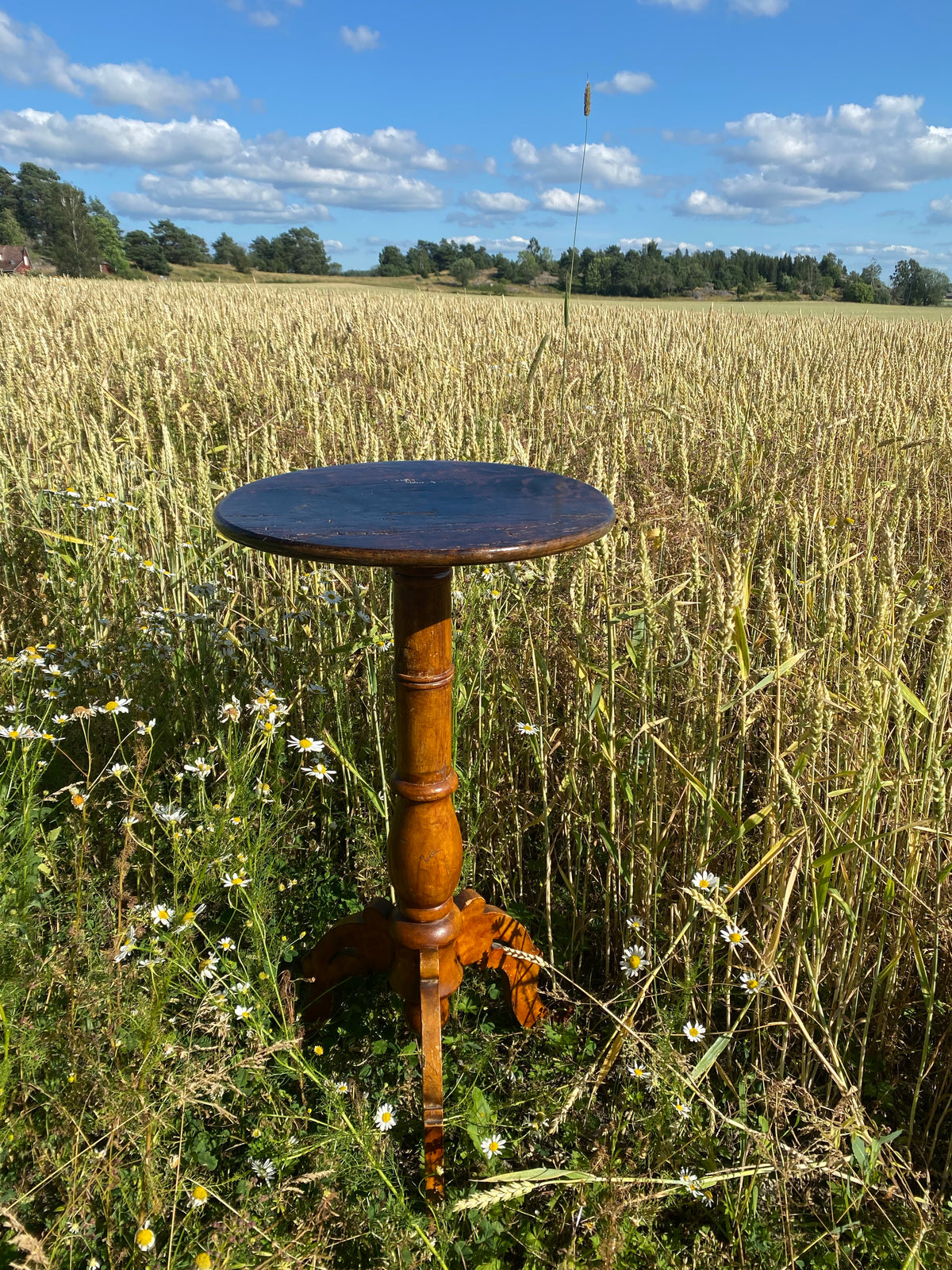 Hundra år gammalt pelarbord i original, mörkt trä