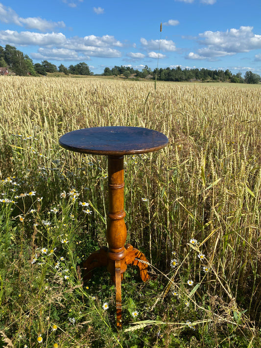 Hundra år gammalt pelarbord i original, mörkt trä