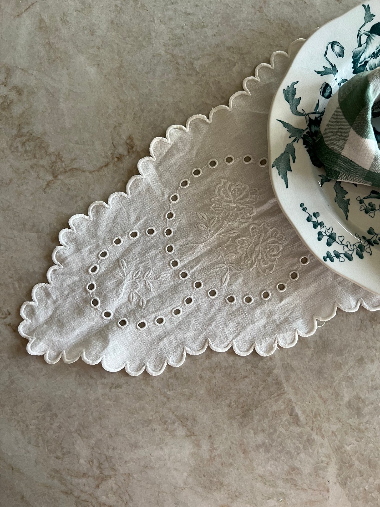 Broderad vit duk