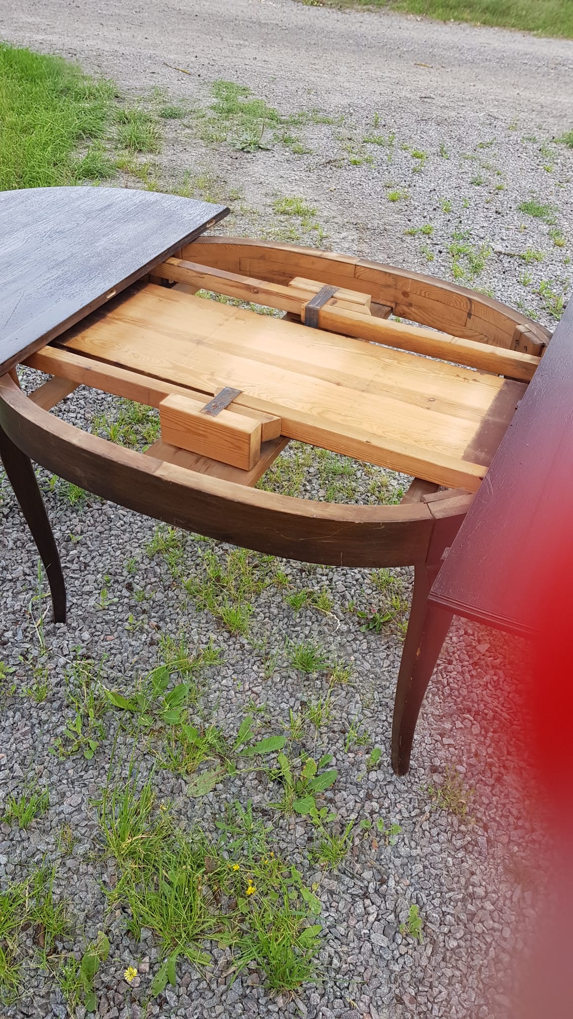 Ovalt matbord i mörkt trä med iläggsskivor