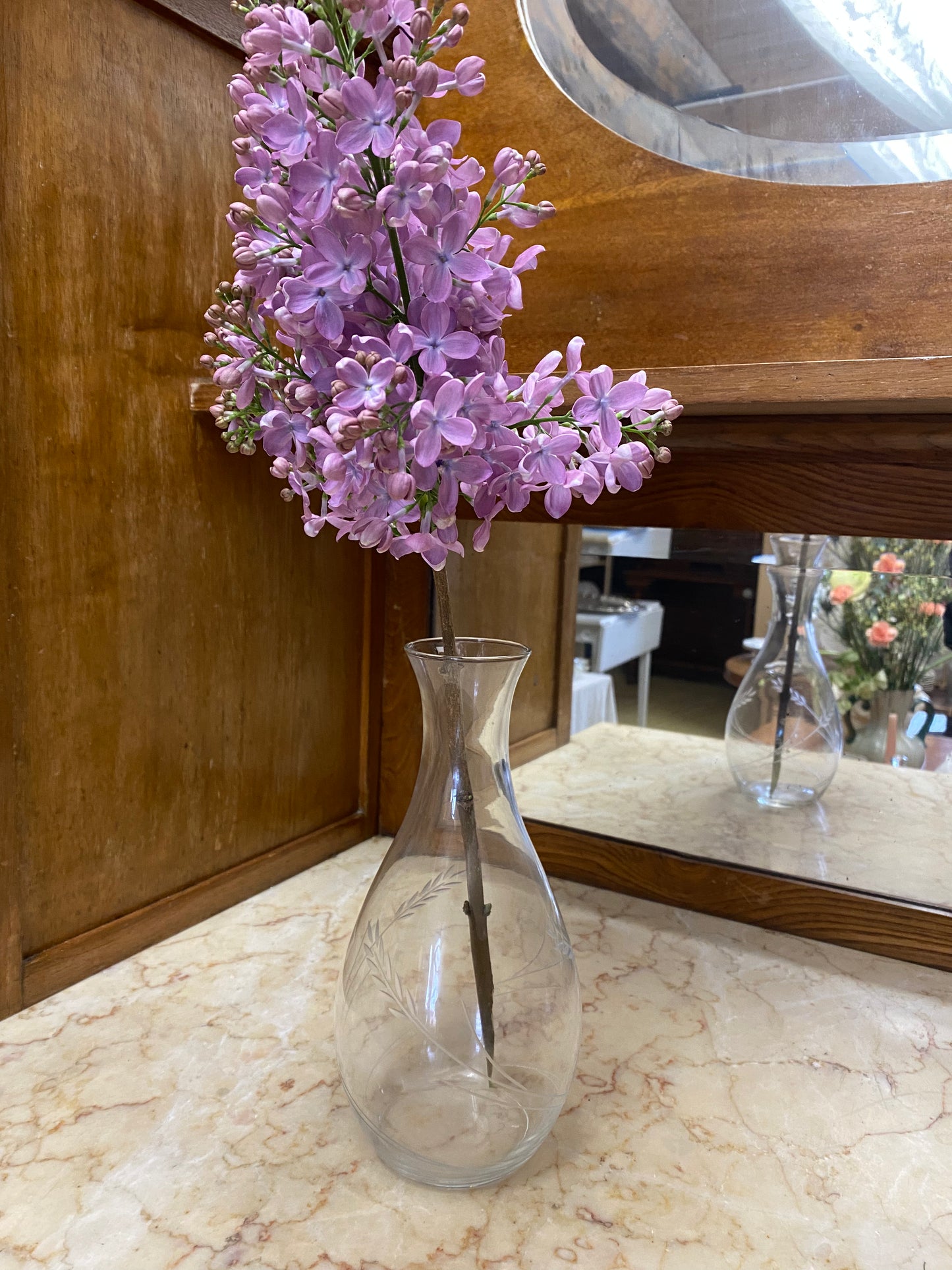 Vas i tunt glas med vackra blad
