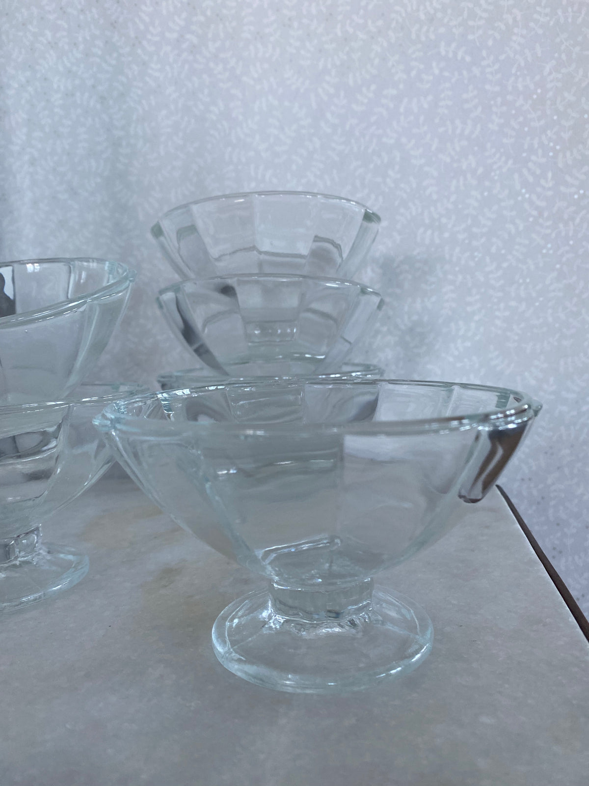 Vågade glasskålar i klarglas