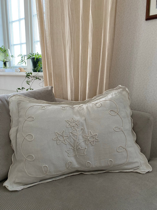 Kuddfodral i beige med broderade blommor