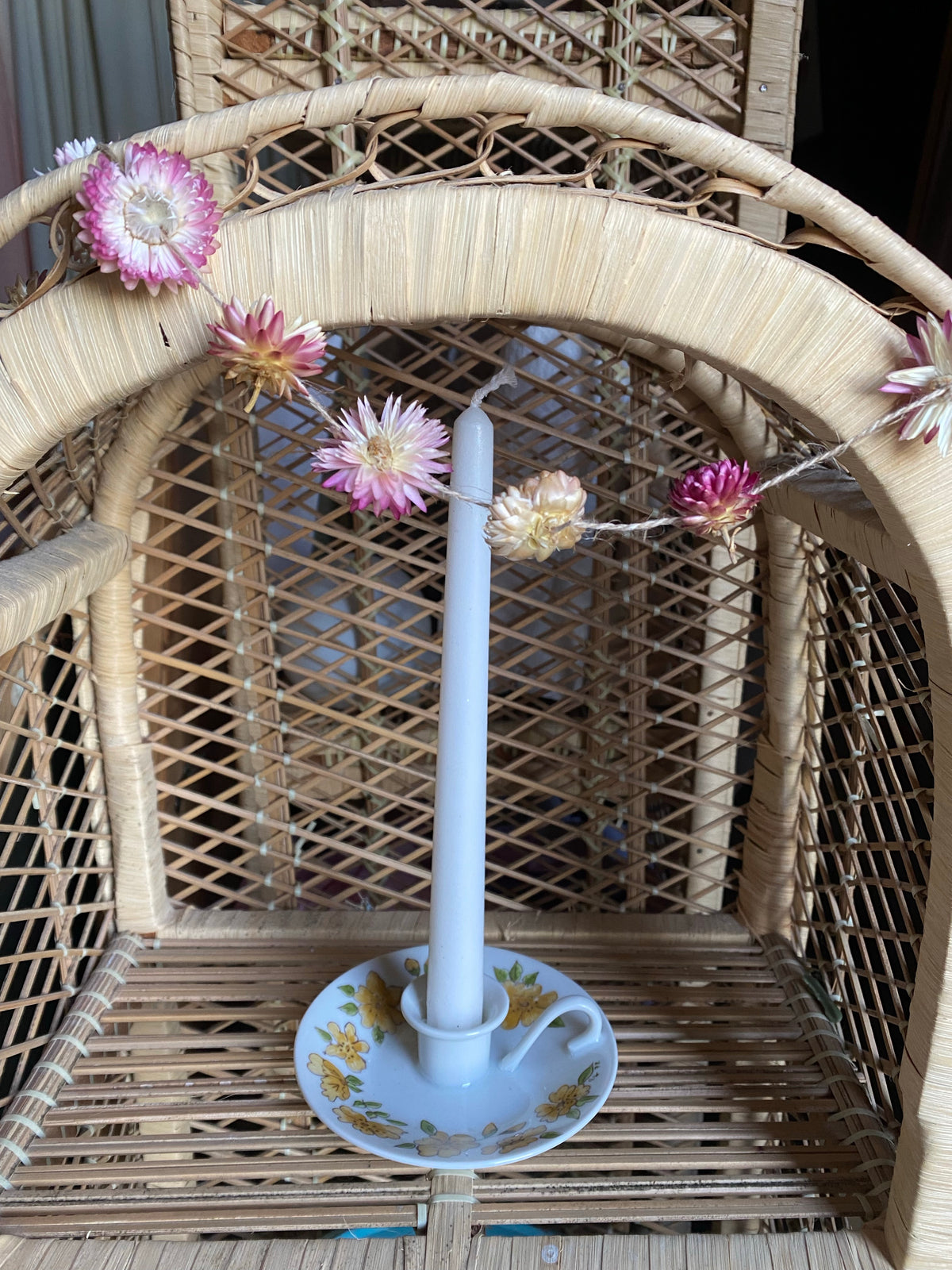 Ljusstake i porslin med blommor och handtag