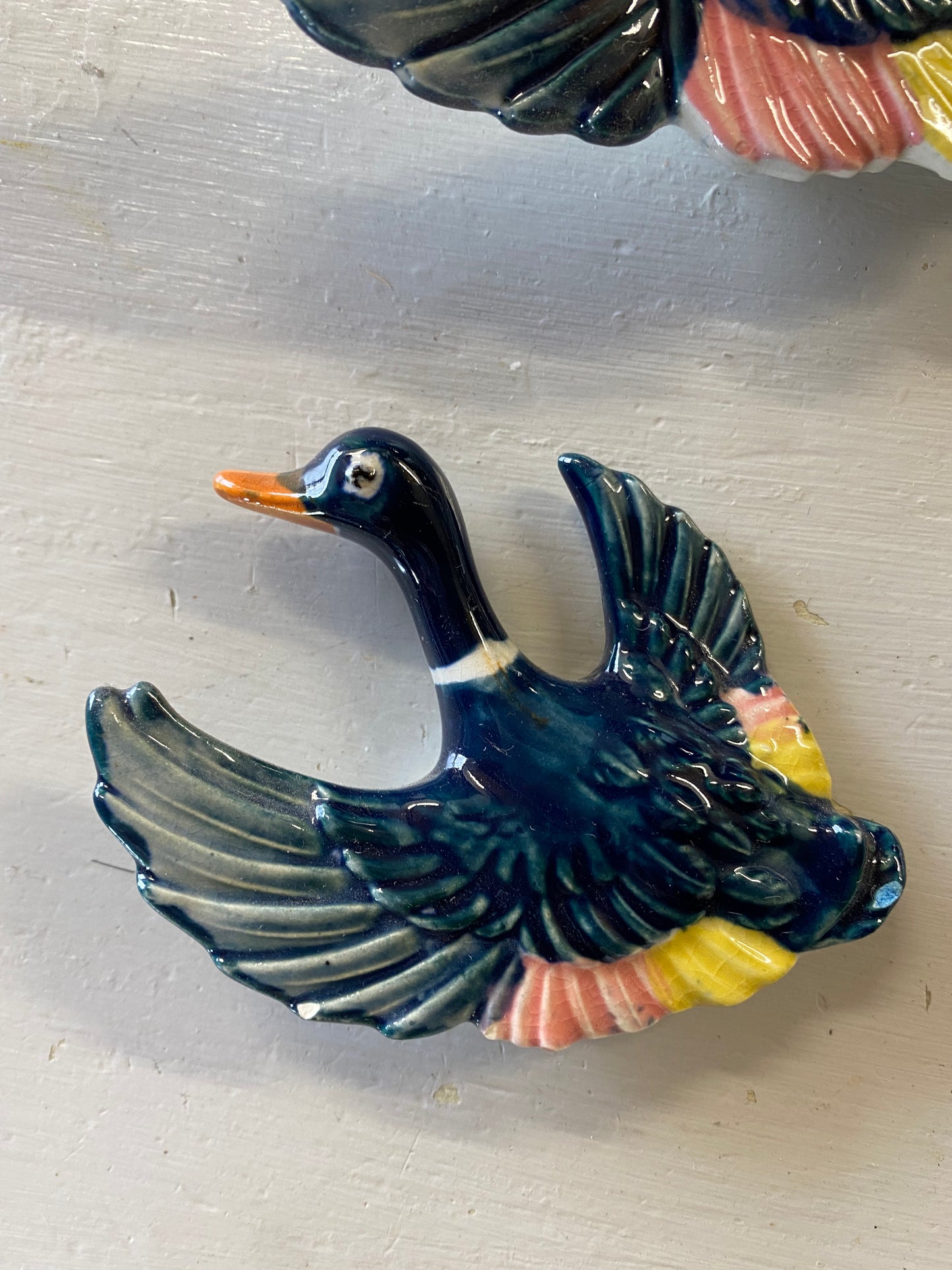 Paret vackra väggfåglar i porslin