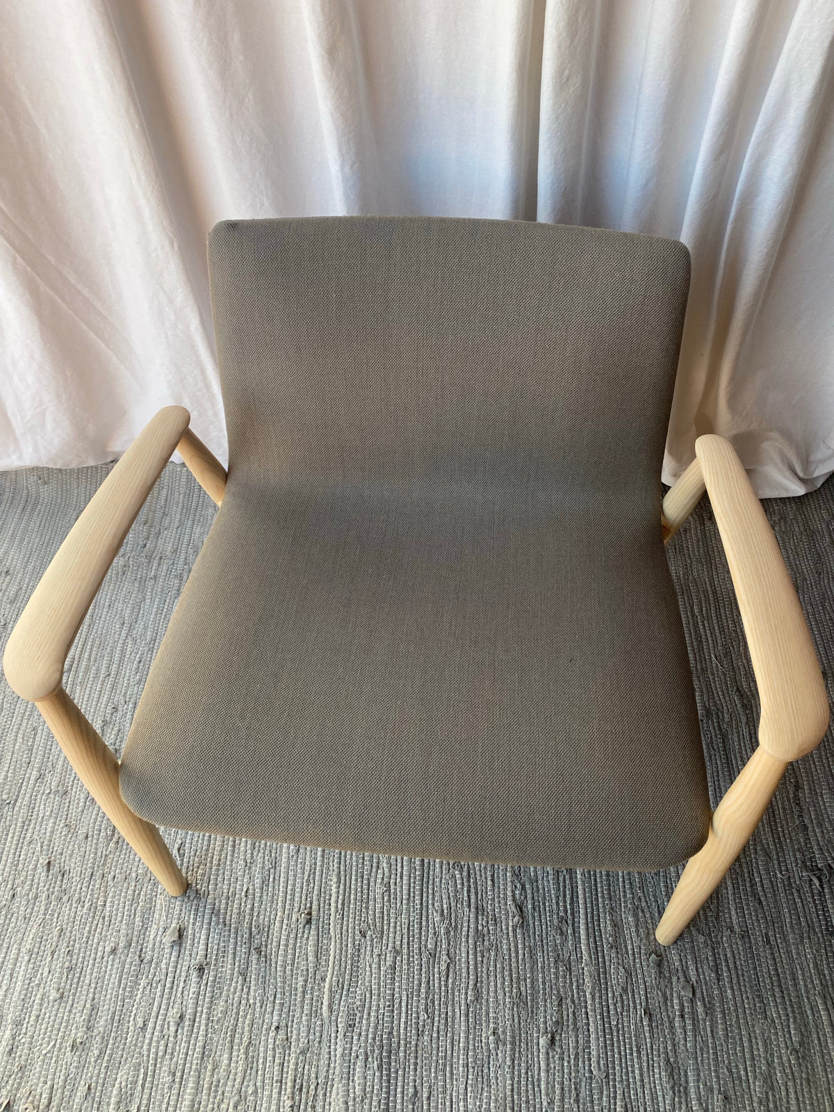 Fåtölj i grått tyg och ljust trä - Pedrali italiensk design