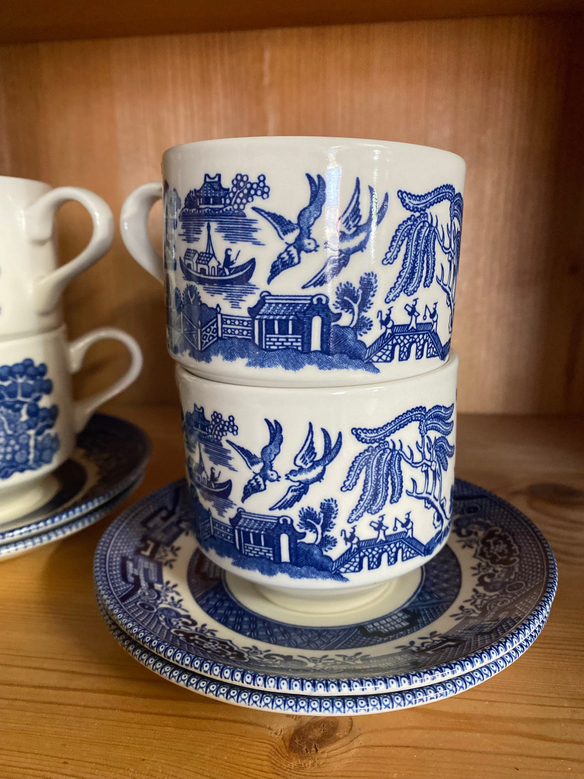 Fyra kaffekoppar med fat - Churchill England