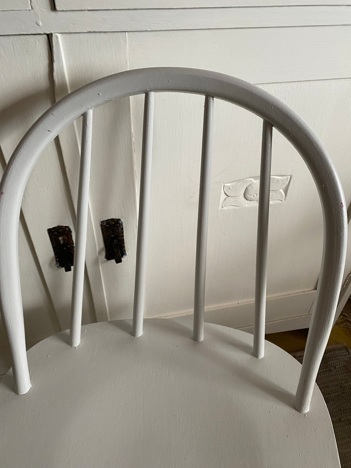 Vitmålad pinnstol med rundad rygg
