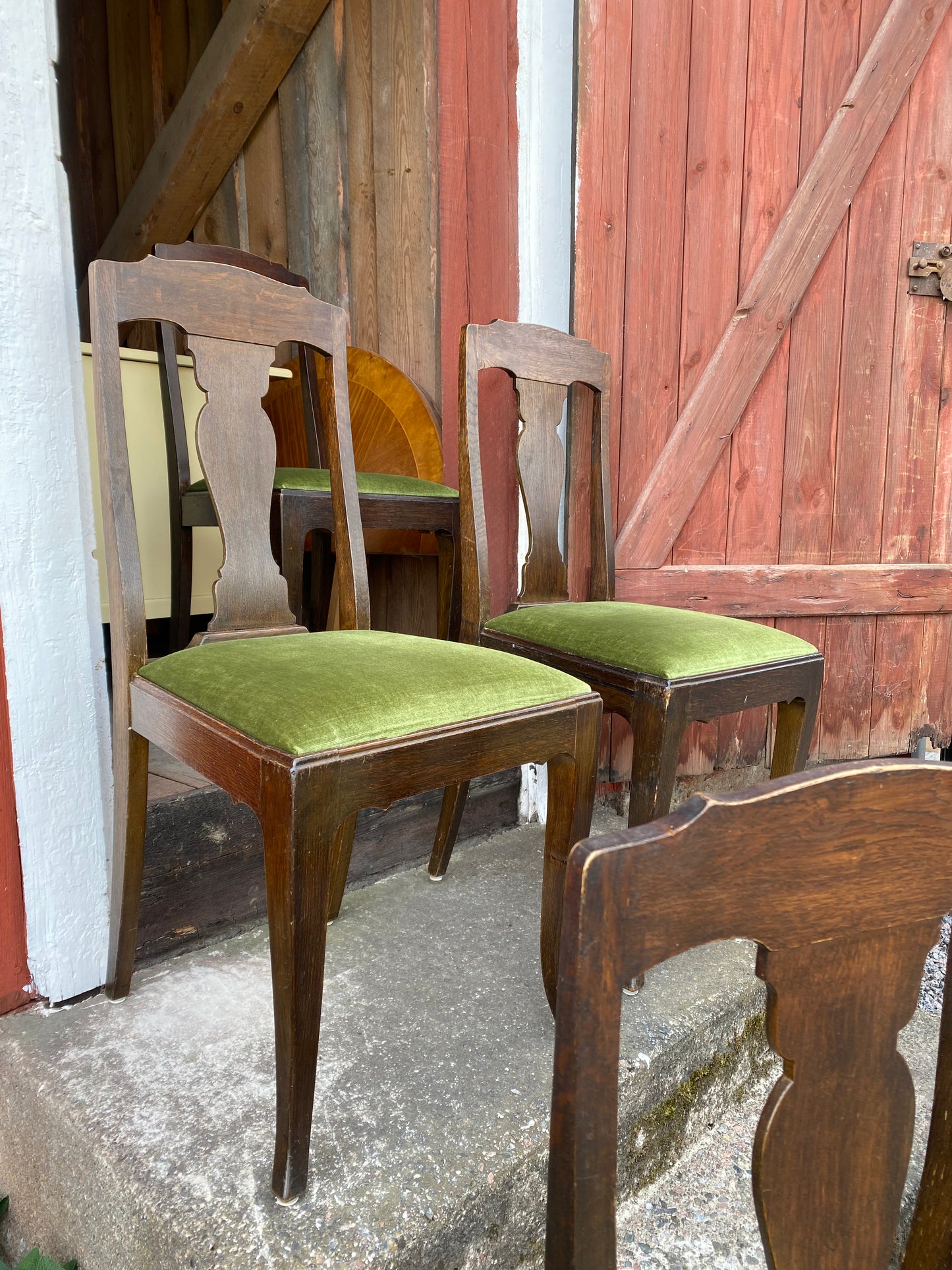 6st vackra stolar i mörkt trä med klädd sits