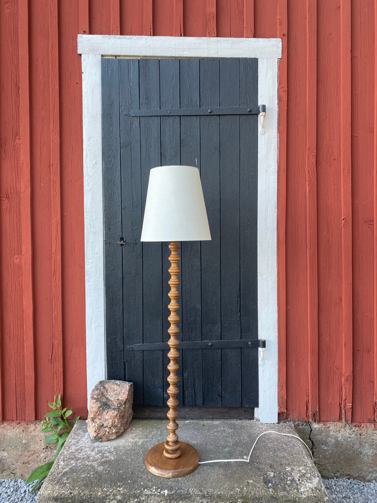 Finaste golvlampan med svarvad fot