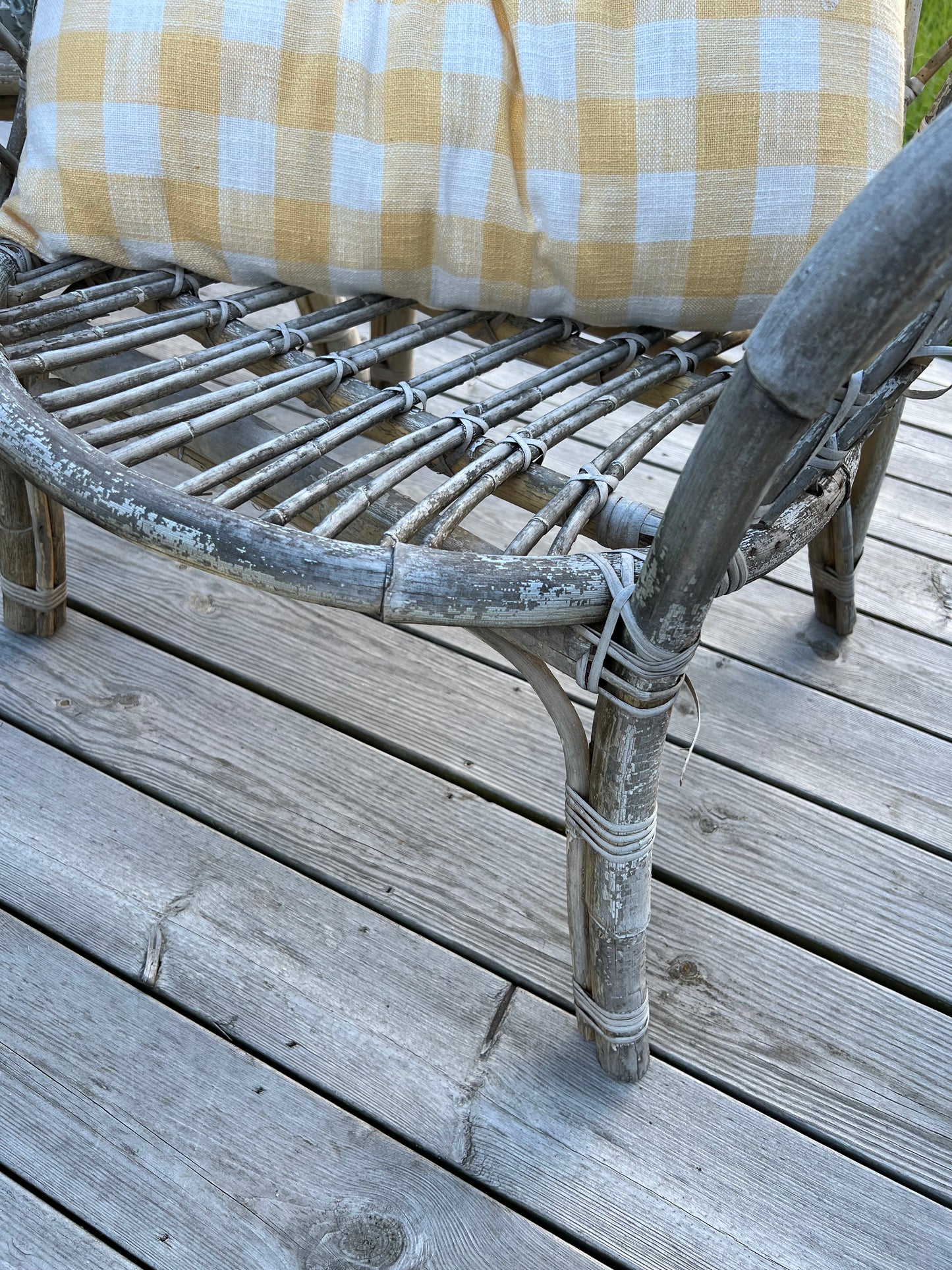 Charmig grupp utemöbler i rotting