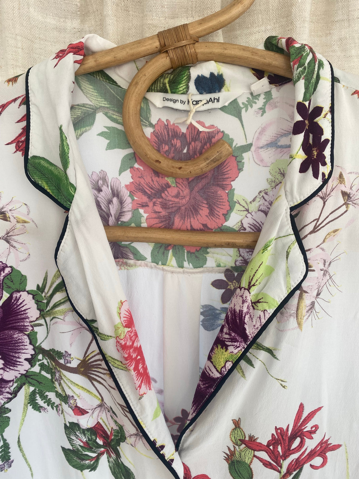 Blommig lite längre skjortblus